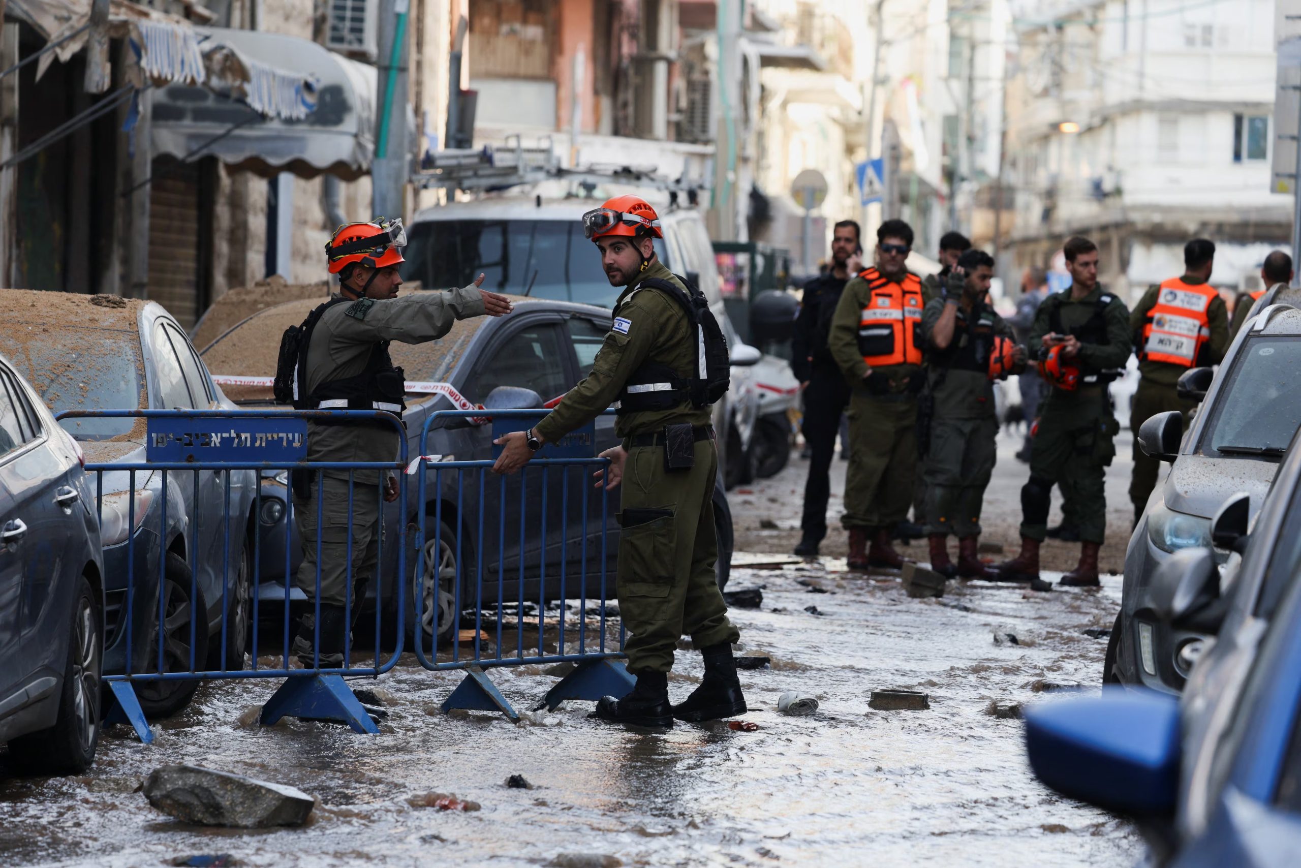 El personal de emergencias trabaja junto a un edificio dañado en el lugar del impacto, tras una lluvia de misiles lanzados desde Irán, en el marco del conflicto entre Estados Unidos, Israel e Irán, en Tel Aviv (Israel), el 6 de abril de 2026. REUTERS/Florion Goga