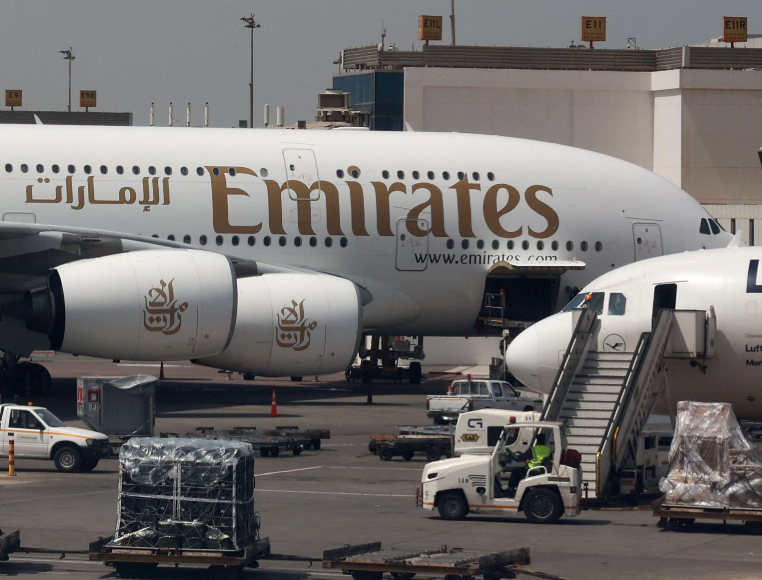 Se ve un avión de Emirates a través de la ventanilla de un avión de Middle East Airlines en el Aeropuerto Internacional de El Cairo (REUTERS/Amr Abdallah Dalsh)