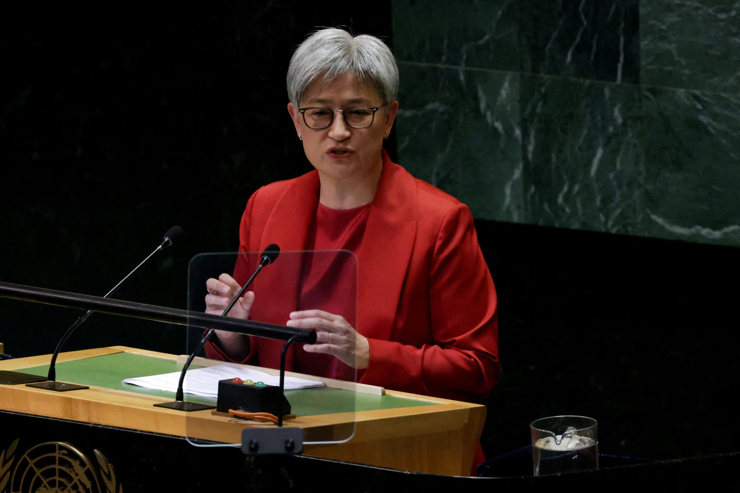 La ministra de Asuntos Exteriores de Australia, Penny Wong, se dirige a la 79.ª Asamblea General de las Naciones Unidas en la sede de la ONU en Nueva York (REUTERS/Kent J. Edwards/Archivo)