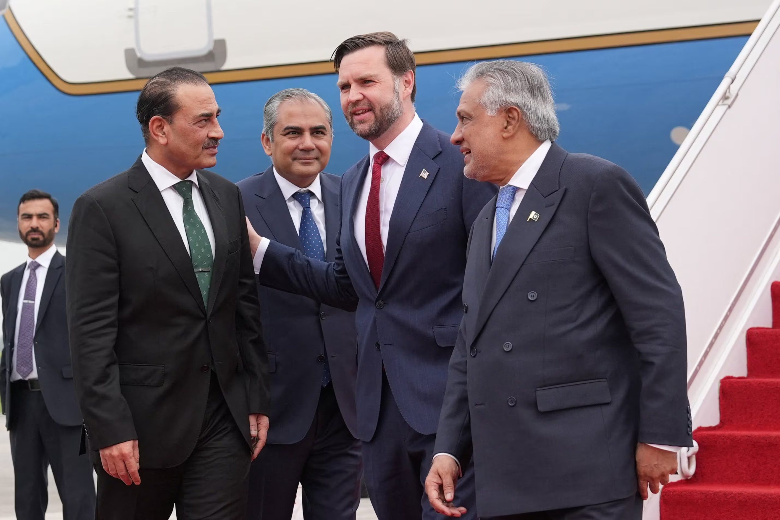 El vicepresidente de Estados Unidos, JD Vance, camina junto al jefe de las Fuerzas de Defensa y jefe del Estado Mayor del Ejército de Pakistán, el mariscal de campo Asim Munir, y el viceprimer ministro y ministro de Asuntos Exteriores pakistaní, Mohammad Ishaq Dar, tras su llegada a Islamabad (Jacquelyn Martin/REUTERS)