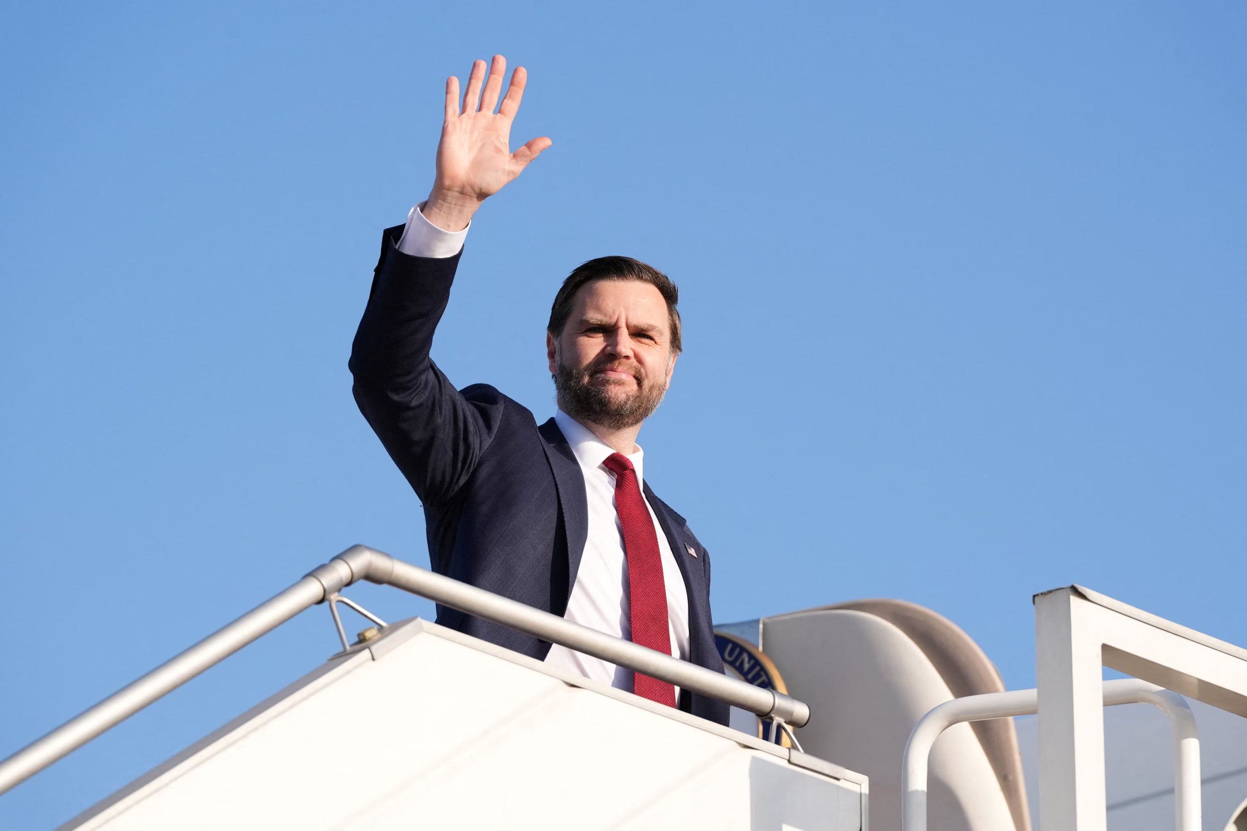 El vicepresidente de Estados Unidos, JD Vance, saluda mientras sube al Air Force Two, tras las conversaciones de paz con Irán en Islamabad, Pakistán, el domingo 12 de abril de 2026 (Jacquelyn Martin/REUTERS)