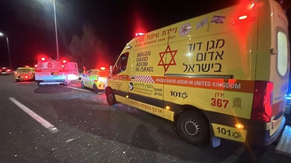 Al menos un muerto y dos heridos en el norte de Israel tras un ataque del grupo terrorista Hezbollah con misiles y drones (Magen David)