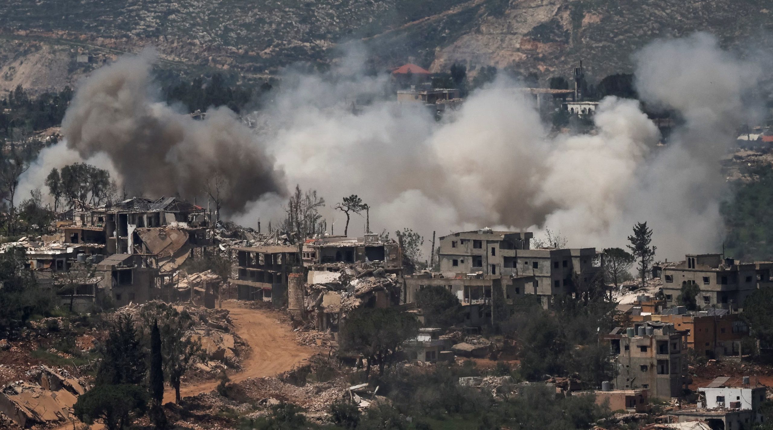 Columnas de humo se elevan sobre el sur del Líbano, donde los combates entre Israel y Hezbollah se reanudaron dos días después del inicio de la guerra entre Israel e Irán. (Reuters/Shir Torem)