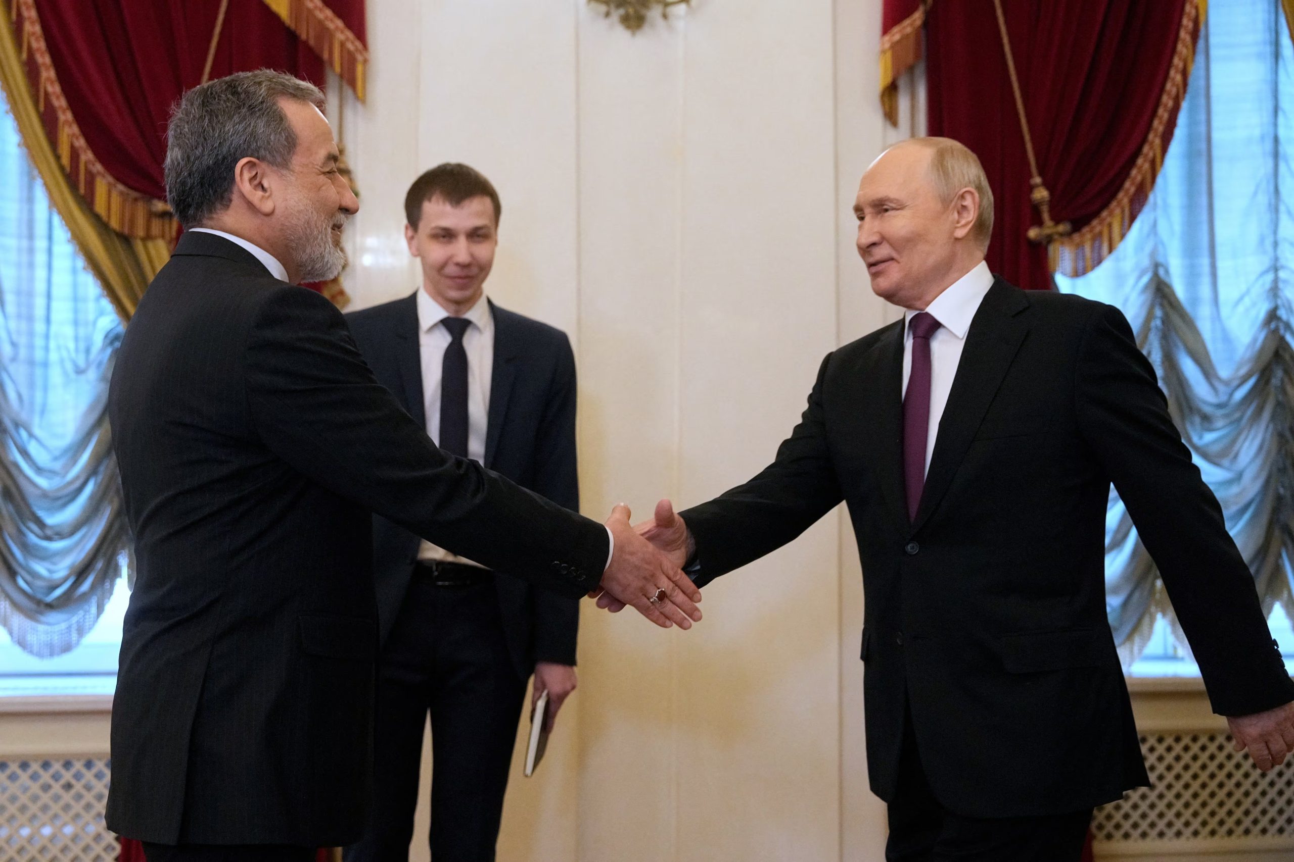 Araghchi agradeció la “postura firme y sólida” de Rusia en apoyo a Irán y subrayó que la asociación entre ambos países es “al máximo nivel”. (Dmitri Lovetsky/Pool via REUTERS)