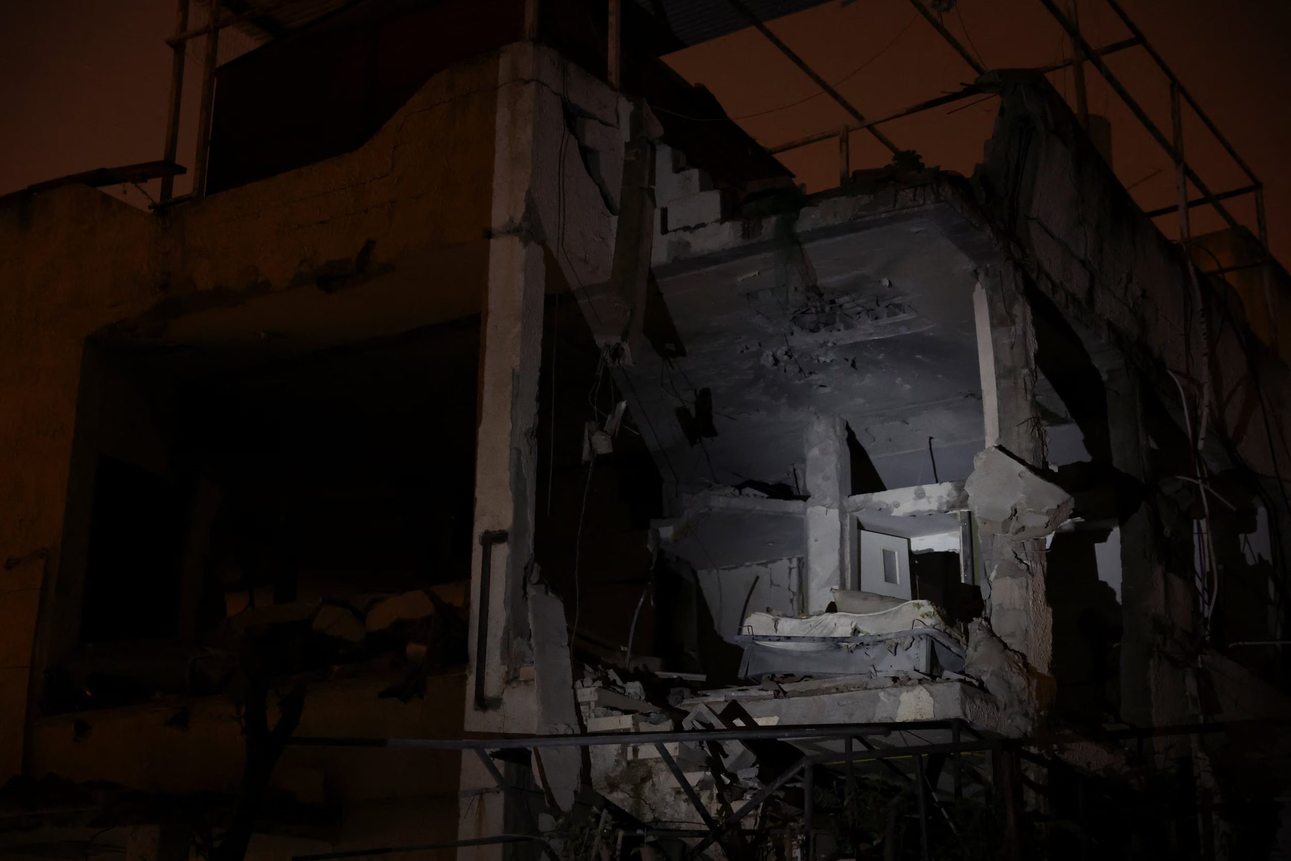 Un edificio dañado tras un ataque con misiles lanzados desde Irán, en el marco del conflicto entre Estados Unidos e Israel, en Ramat Gan, Israel, el 4 de abril de 2026 (REUTERS/Florion Goga)