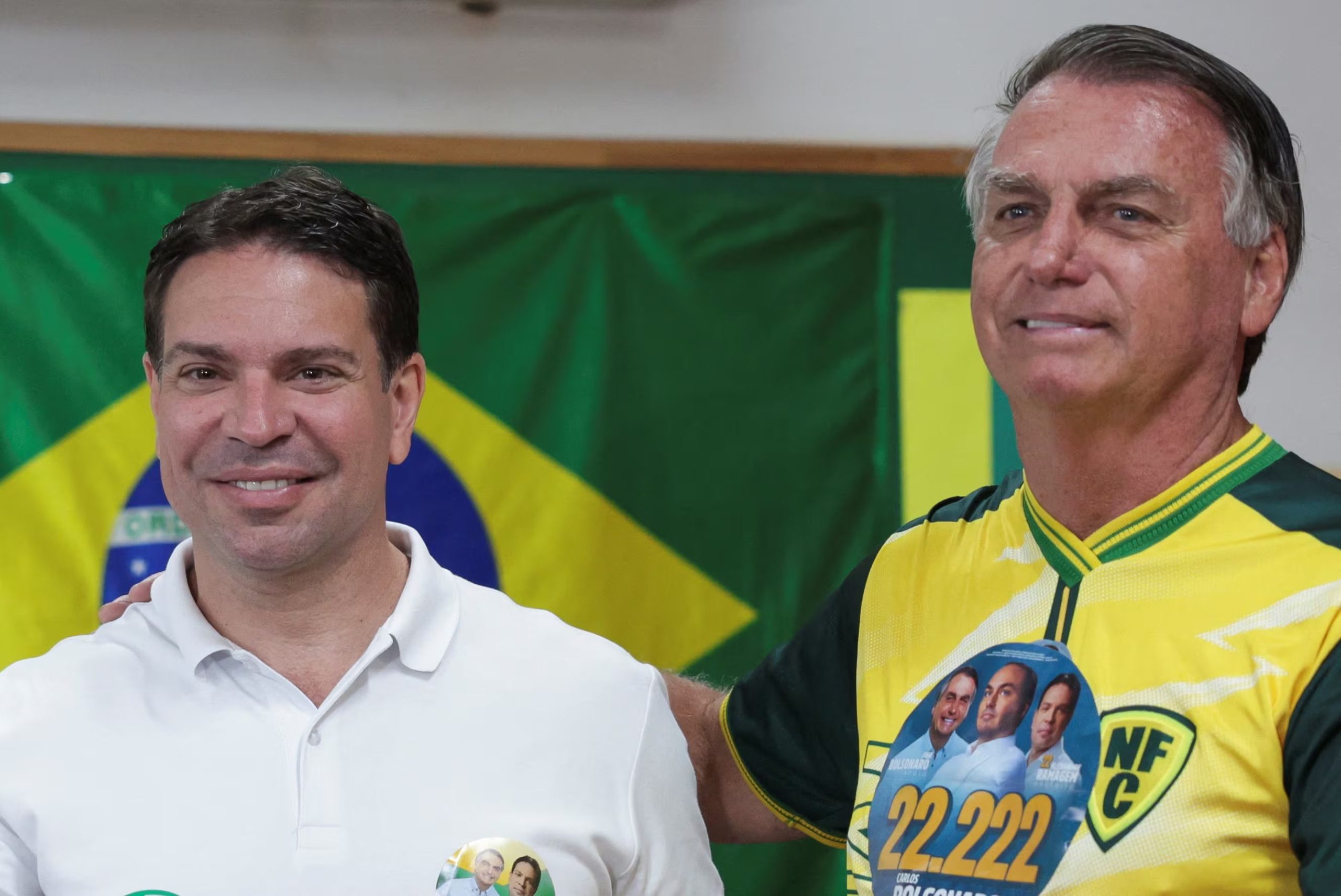 El ex presidente de Brasil, Jair Bolsonaro, posa con Alexandre Ramagem (REUTERS/Ricardo Moraes/Archivo)
