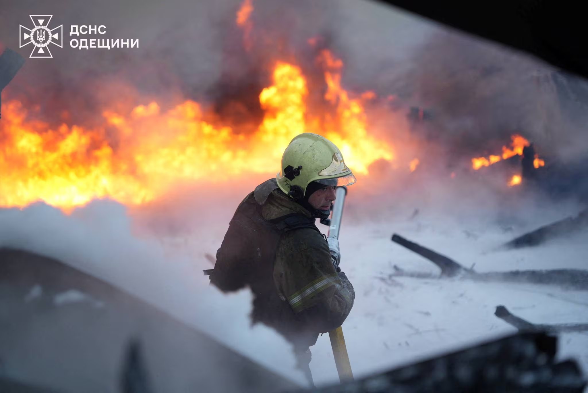 Un bombero trabaja en una instalación de infraestructura crítica alcanzada por ataques de drones rusos, en medio del ataque de Rusia contra Ucrania, en la región de Odesa, Ucrania, el 10 de abril de 2026 (Reuters)
