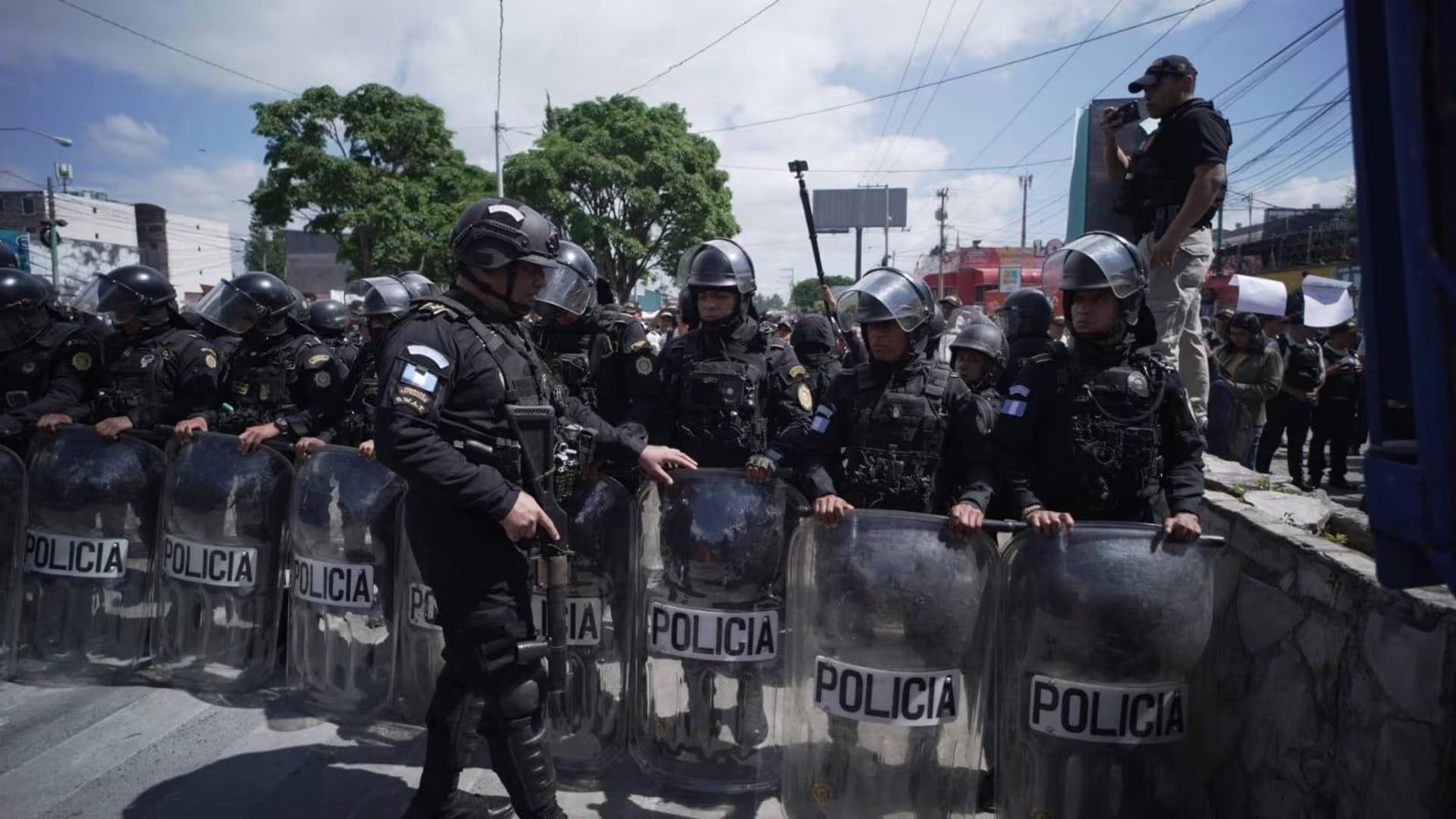 Grupos de antimotines y de la PNCdeGuatemala resguardan los principales ingresos a la USAC. (Fotografía: Prensa Comunitaria)