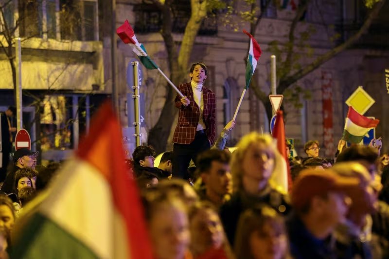 Jóvenes y simpatizantes celebraron la victoria opositora con manifestaciones en las calles de Budapest (Reuters)
