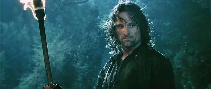 La llegada de Aragorn a Bree y la diferencia de altura con los hobbits refuerzan su carácter de forastero y líder en la novela