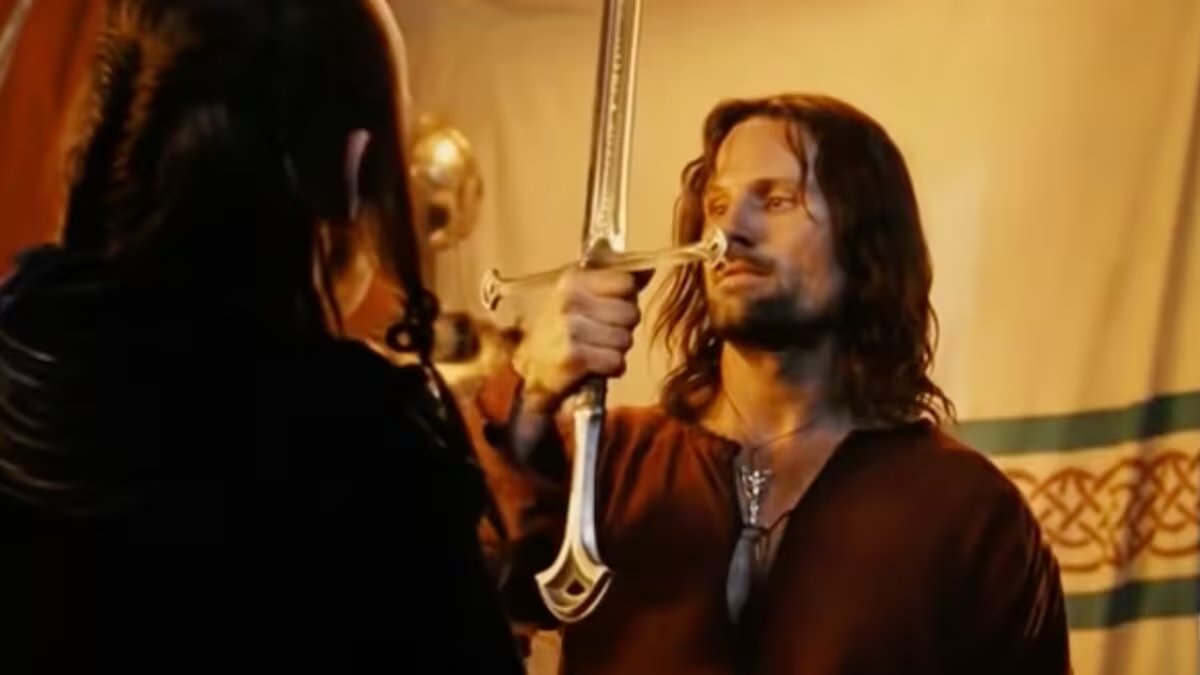 En la versión cinematográfica dirigida por Peter Jackson, el apodo evoluciona a 'Patas largas', manteniendo su significado histórico y literario