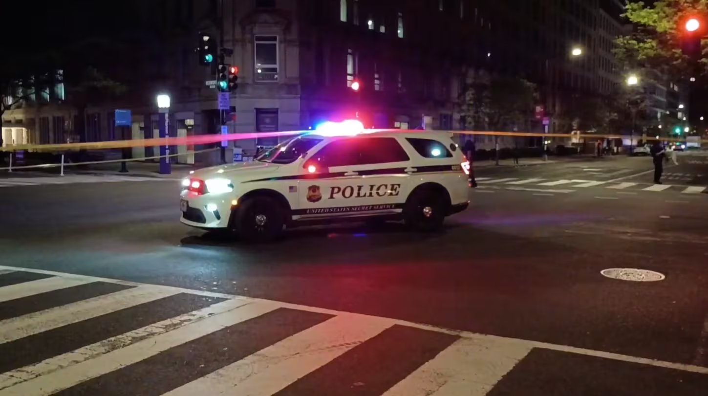 La emblemática plaza, habitual punto de encuentro ciudadano, fue evacuada como medida preventiva poco después de la alerta por disparos (@alanhenney)