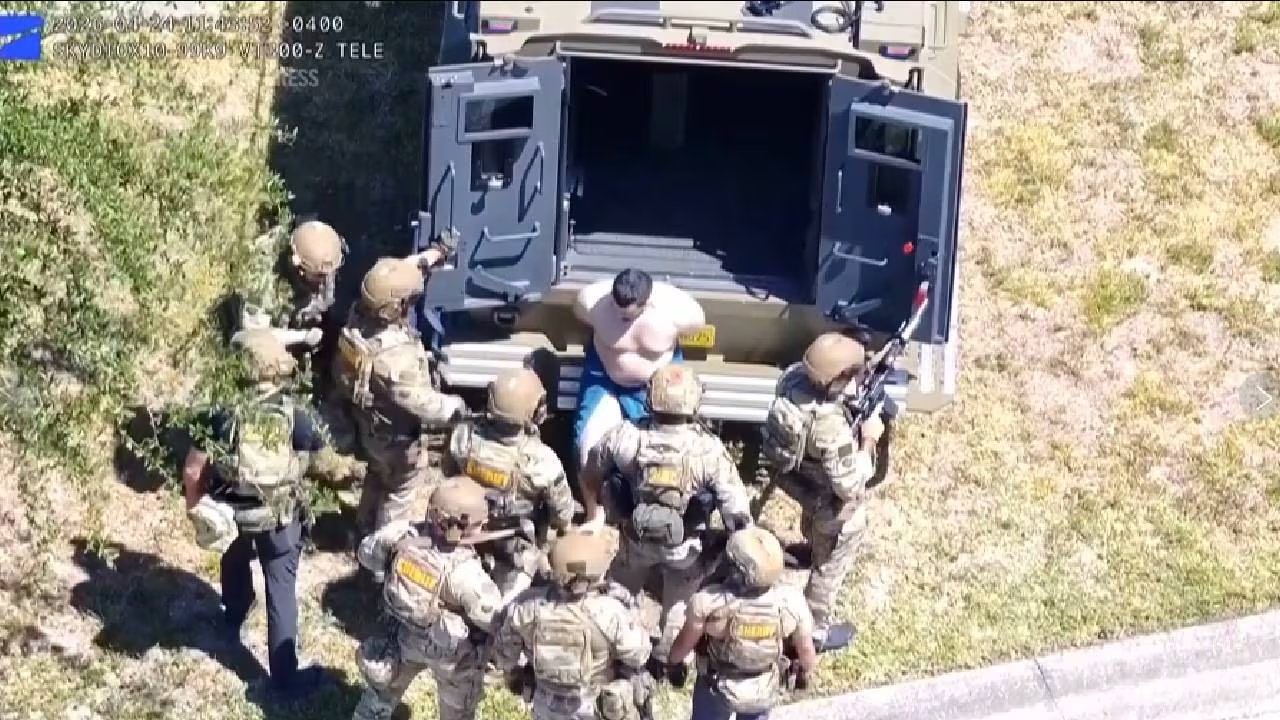 El sospechoso fue arrestado tras resistirse al ingreso policial y permanece bajo custodia sin derecho a fianza (AP)