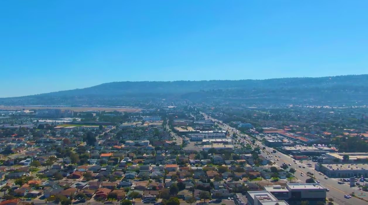 El municipio concentra una de las mayores tasas de comercios dedicados al rubro, factor que influye en la presencia de armamento en hechos delictivos (@Living In Torrance Ca with Cheyne Inman)