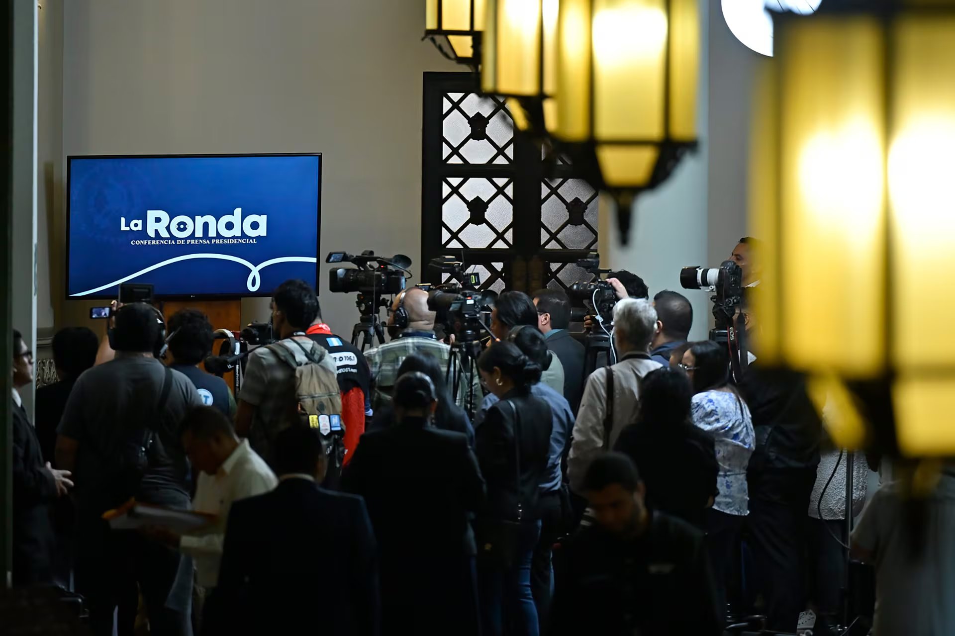 Periodistas y camarógrafos cubren una conferencia de prensa presidencial, donde se espera la participación de la Ministra de Economía y Comercio Exterior de Guatemala, Gabriel García. (Secretaría de Comunicación Social de la Presidencia)