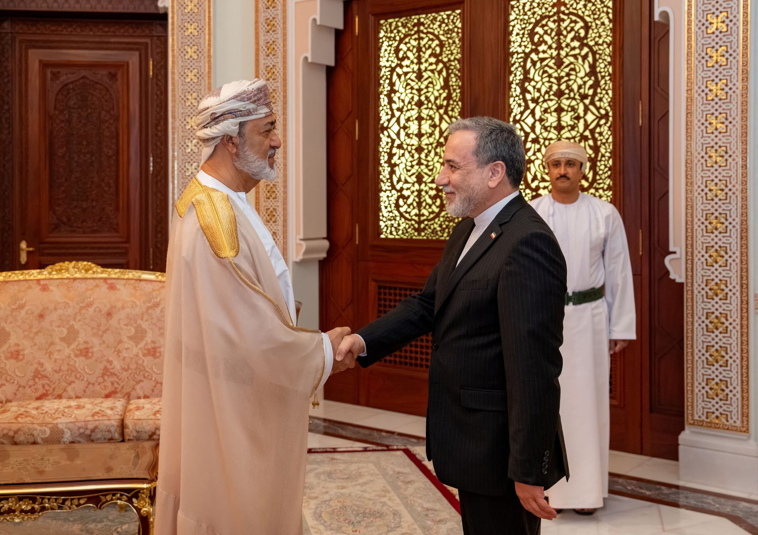 El ministro de Asuntos Exteriores iraní, Abbas Araqchi, se reúne con el sultán de Omán, Haitham bin Tariq Al Said, en el Palacio de Al Baraka, en Mascate (Omán), el 26 de abril de 2026 (REUTERS)
