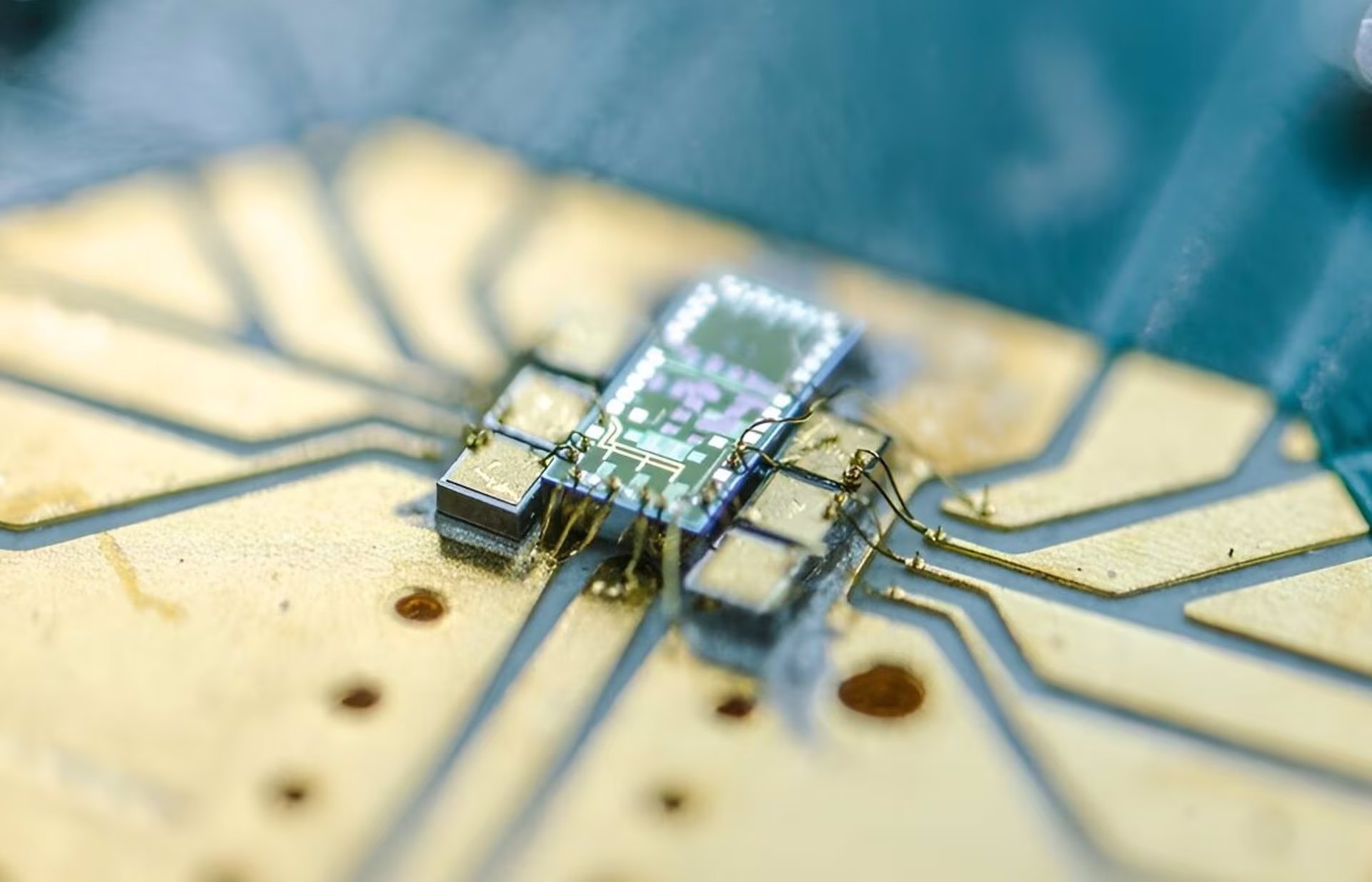 El chip cuántico de silicio ePIC, montado en una placa de circuito impreso. ECONOMIA INVESTIGACIÓN Y TECNOLOGÍA
UNIVERSIDAD DE BRISTOL
