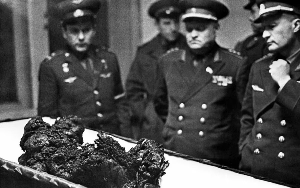 Los restos del comandante de la Soyuz 1, Vladimir Komarov, ante el impacto de tres oficiales soviéticos
