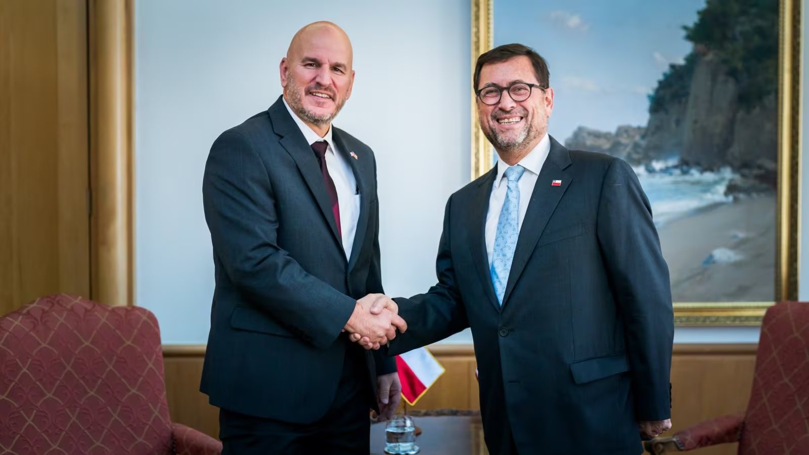 El ministro de Relaciones Exteriores de Chile, Francisco Pérez Mackenna, con el embajador en Chile de Estados Unidos, Brandon Judd (Ministerio de Relaciones Exteriores de Chile)