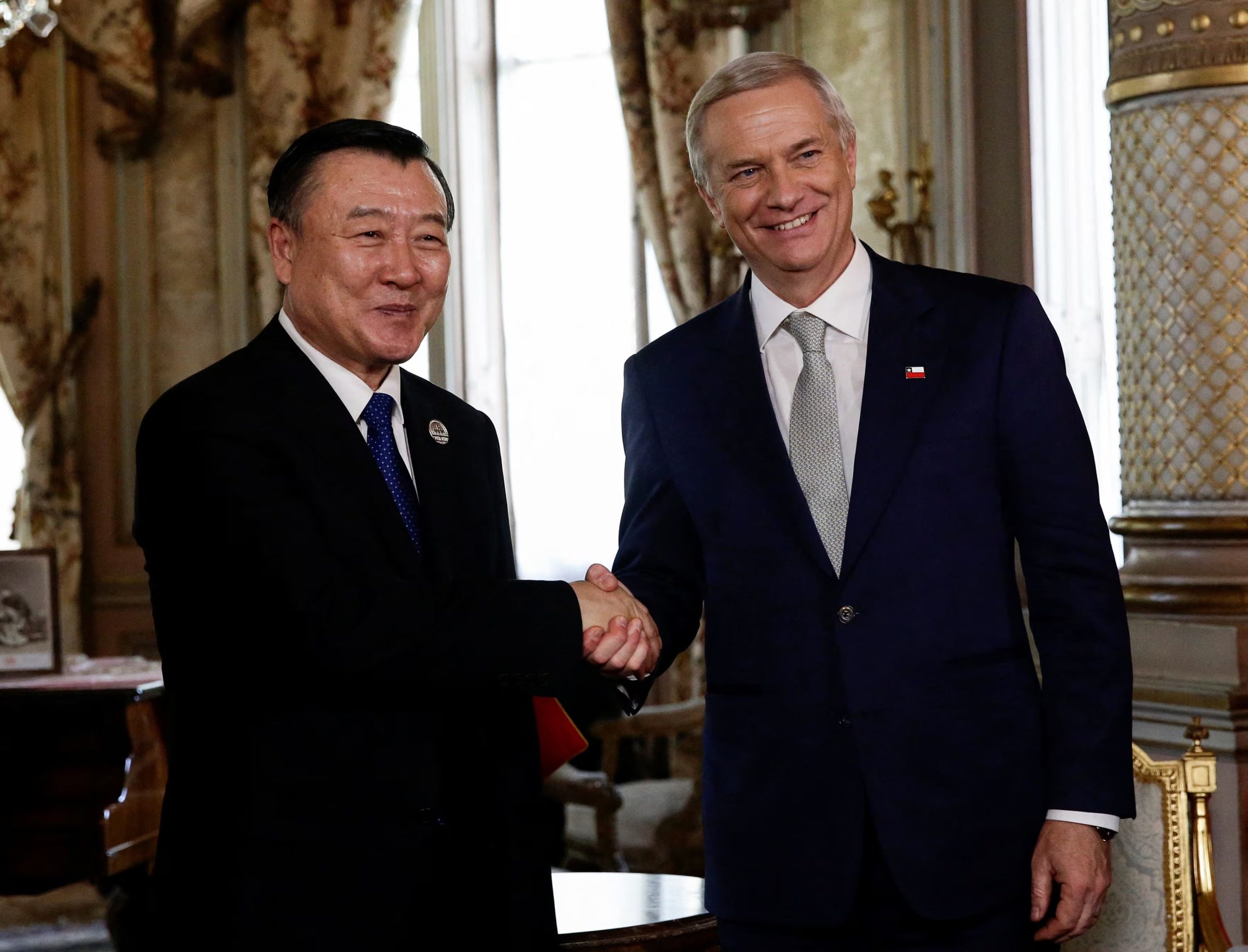 El ministro chino de Vivienda y Desarrollo Urbano-Rural, Ni Hong, saluda al presidente electo de Chile, José Antonio Kast, a su llegada a Santiago de Chile para una reunión bilateral, el 10 de marzo de 2026. REUTERS/Juan González