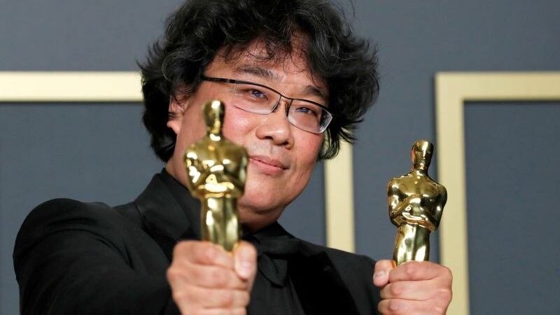 El director Bong Joon-ho posando con los Oscar a Mejor Película y Mejor Director por 'Parásitos. 
en 2020. REUTERS/Lucas Jackson