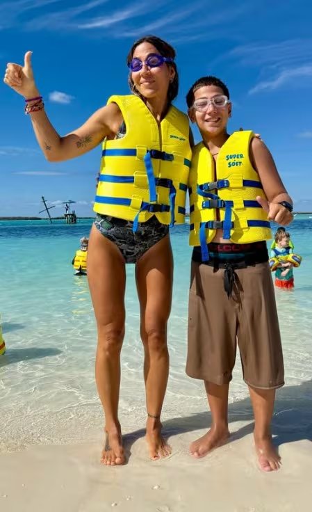 Jimena Barón y su hijo mayor Momo se prepararon para hacer snorkel en el mar caribeño (Instagram)