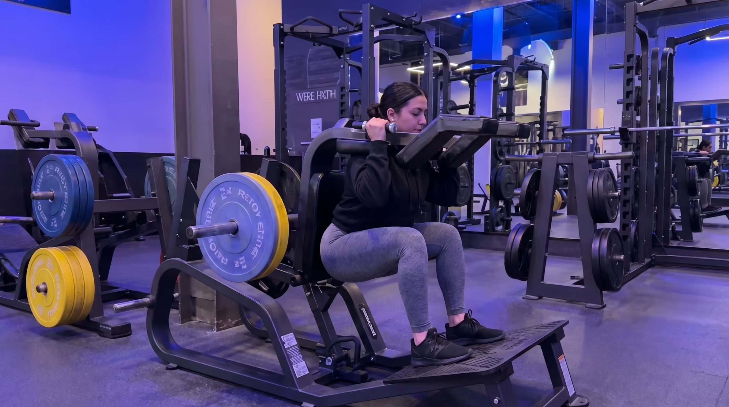 Ejercicios accesorios específicos, como la sentadilla hack y la prensa de piernas profunda, fortalecen rodillas, caderas y abdomen para mejorar el rendimiento 