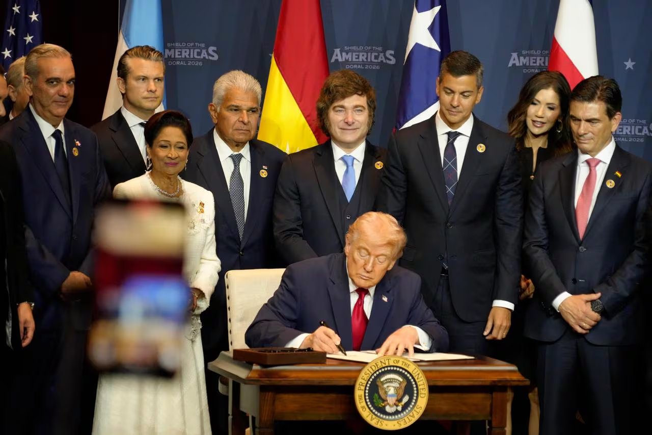 La firma de la iniciativa Escudo de las Américas, con Javier Milei en un lugar central detrás de Donald Trump
