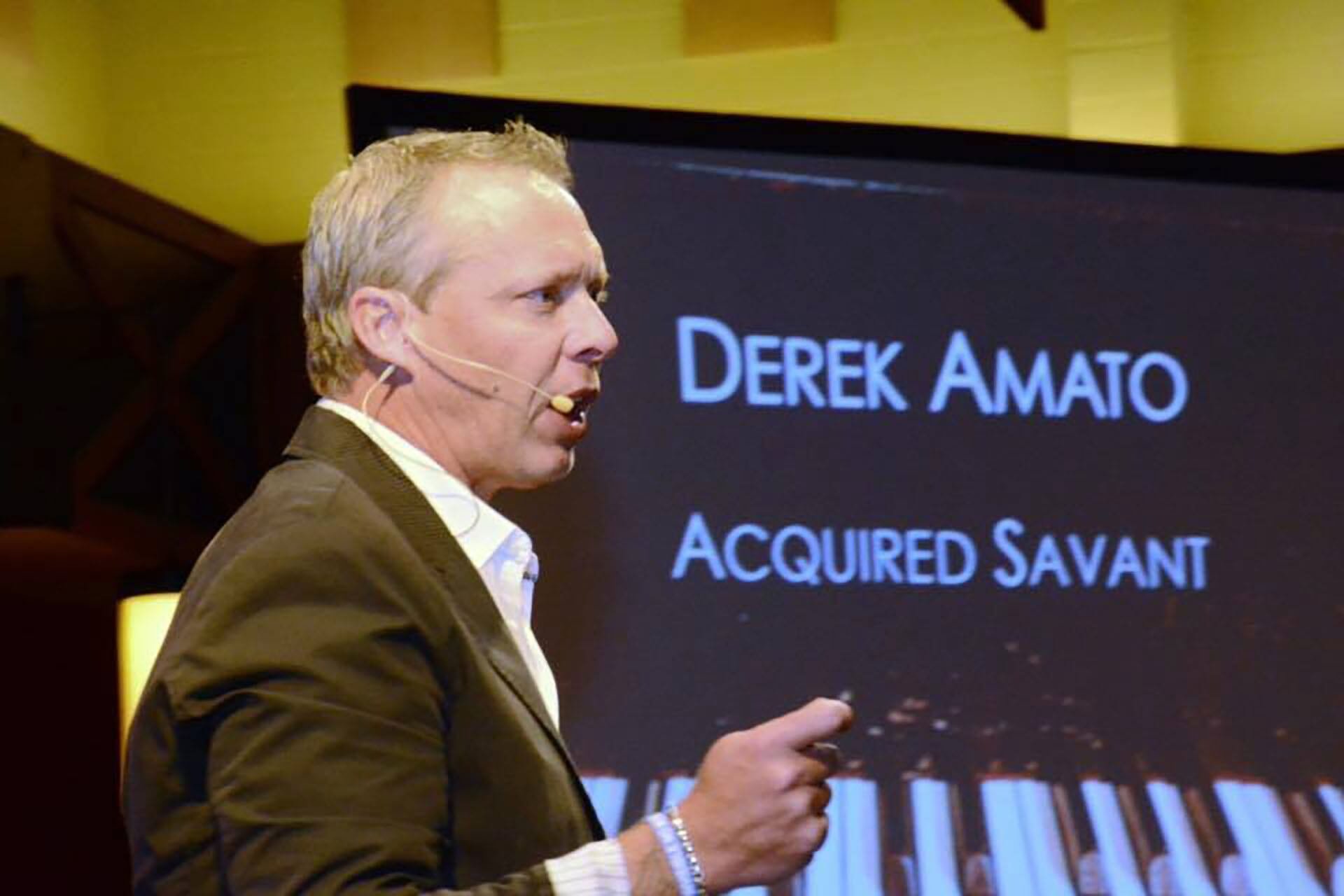 Derek Amato en una presentación