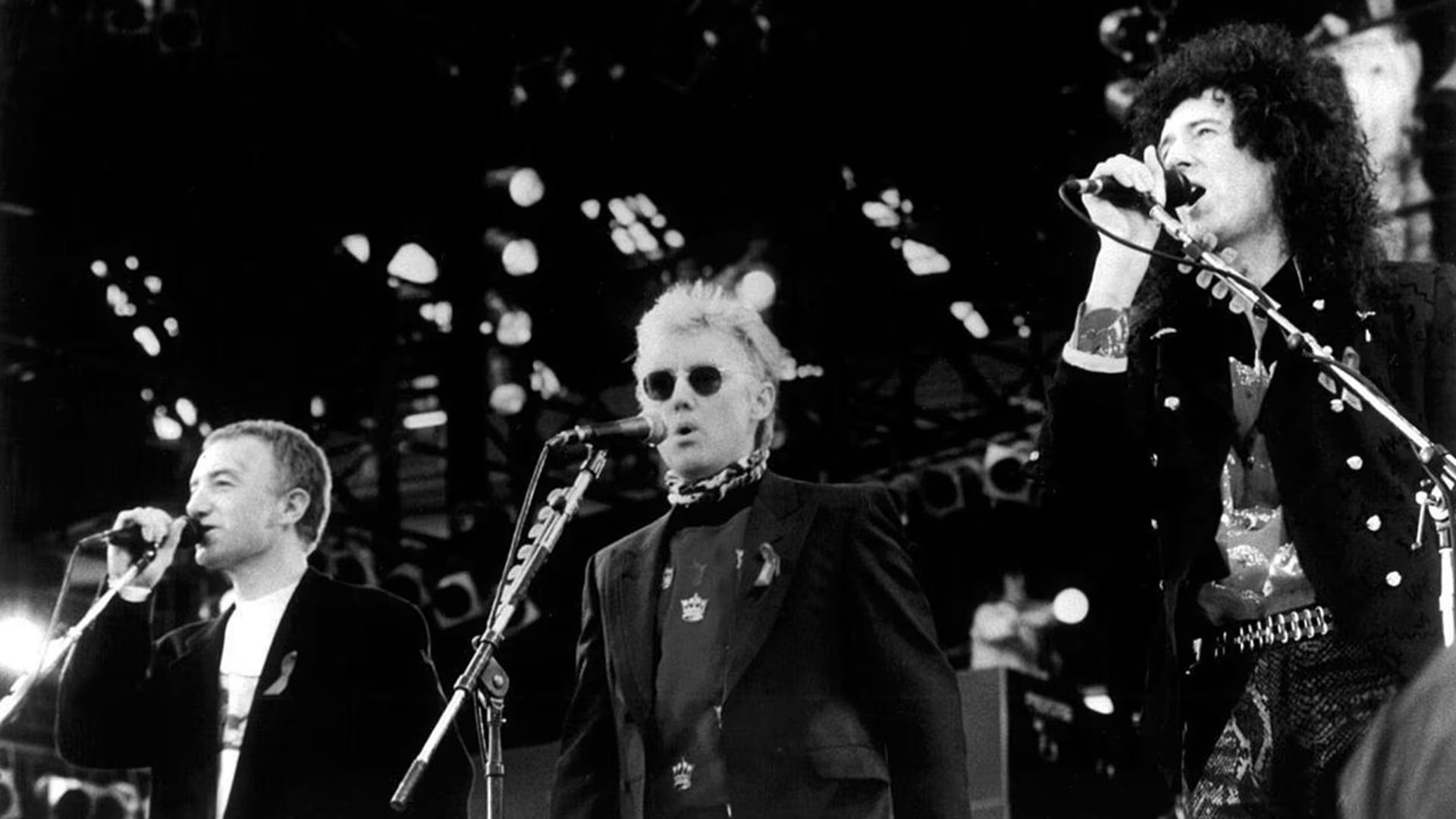 John Deacon, Roger Taylor y Brian May, compañeros de Freddie Mercury en Queen, fueron quienes motorizaron la realización del concierto de abril de 1992 (AP)