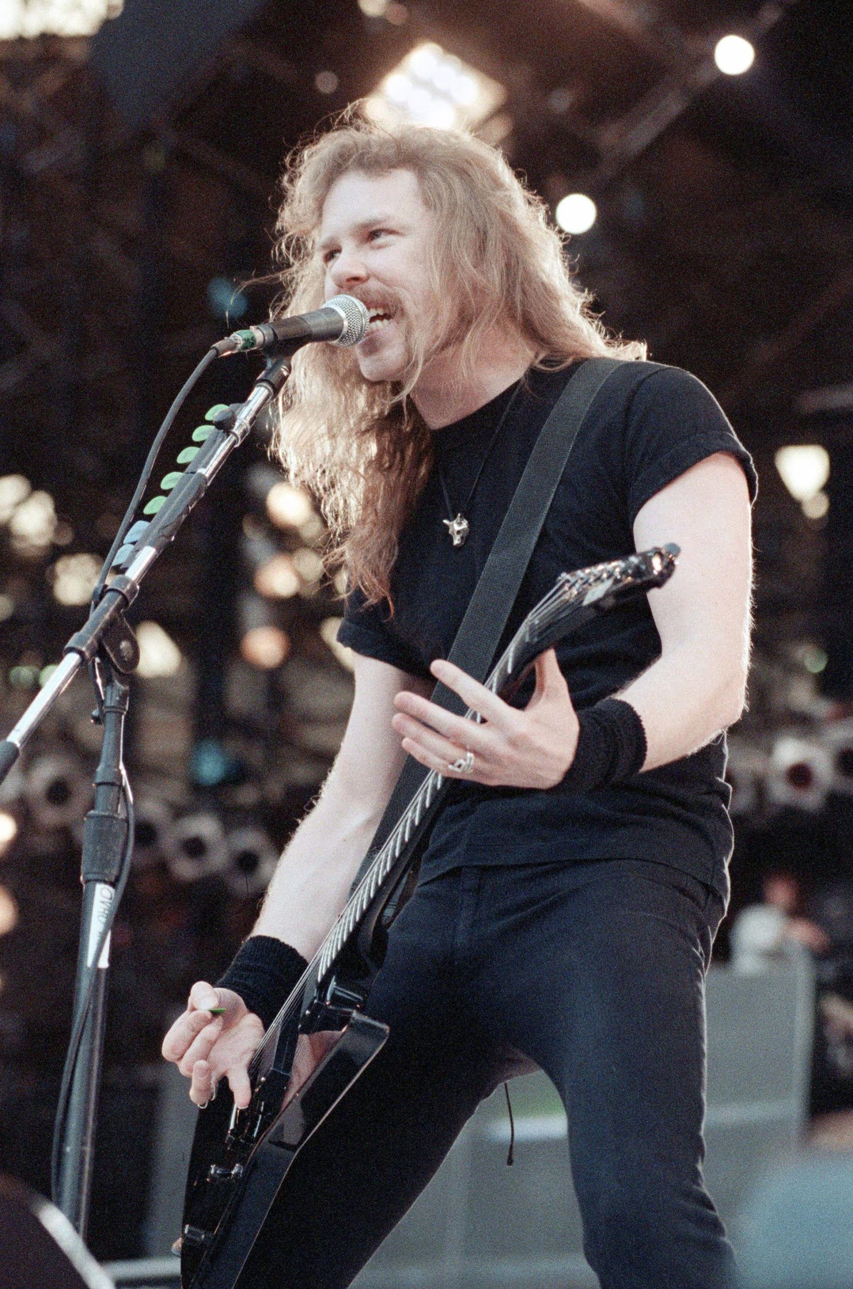 Asistieron 72000 personas al concierto para concientizar sobre el SIDA. James Hetfield, lides de Metallica fue uno de los interprétes que se sumó a la causa solidaria 