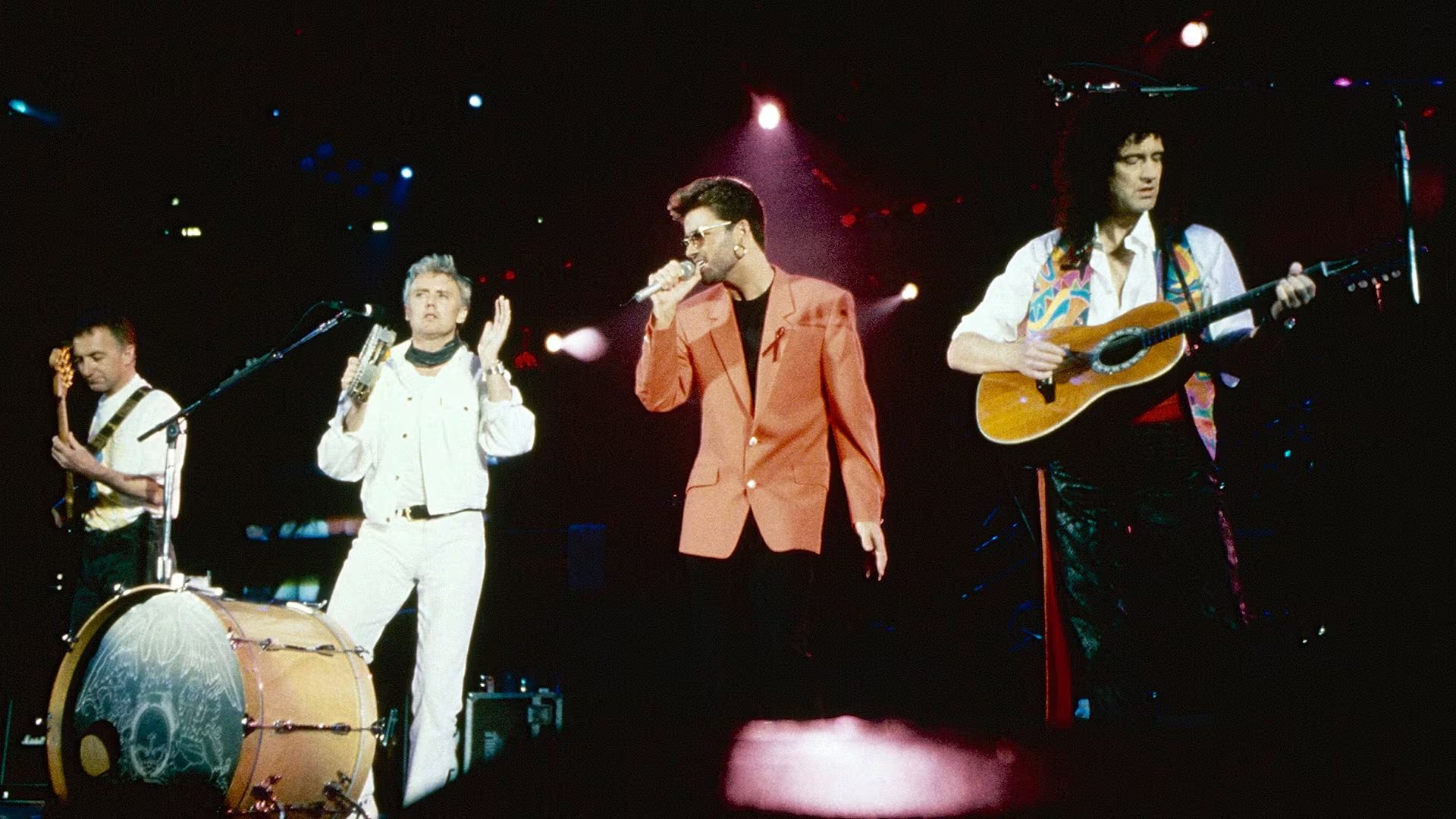 George Michael en el escenario junto a los integrantes de Queen el 20 de abril de 1992.