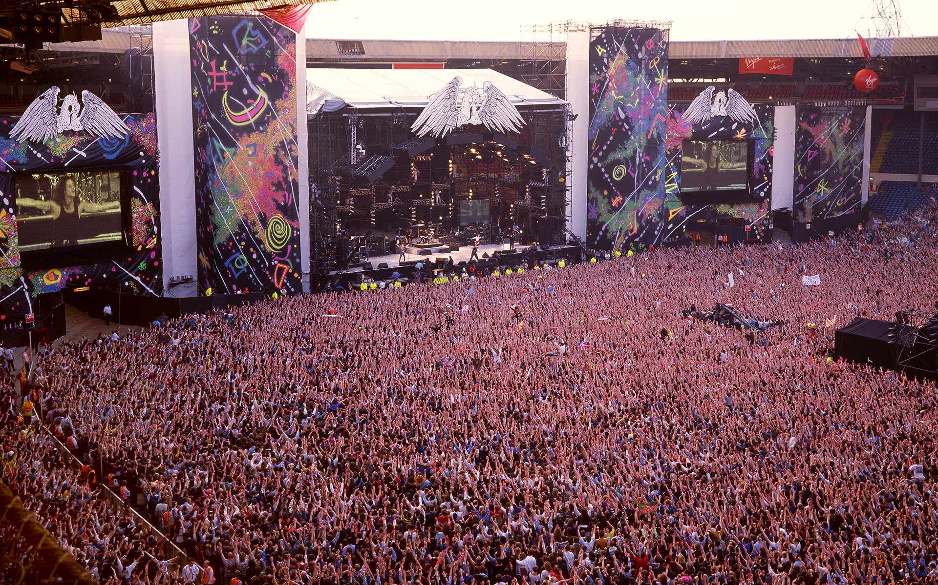 Una vista del público que se agolpó en el estadio de Wembley para escuchar el concierto en homenaje al cantante de Queen
