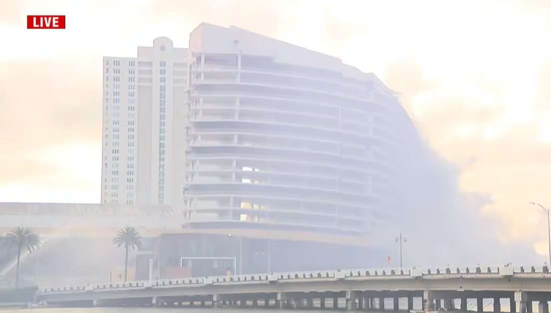 La estructura de 23 pisos fue reducida a escombros en pocos segundos mediante un operativo de máxima precisión (WPLG Local 10)