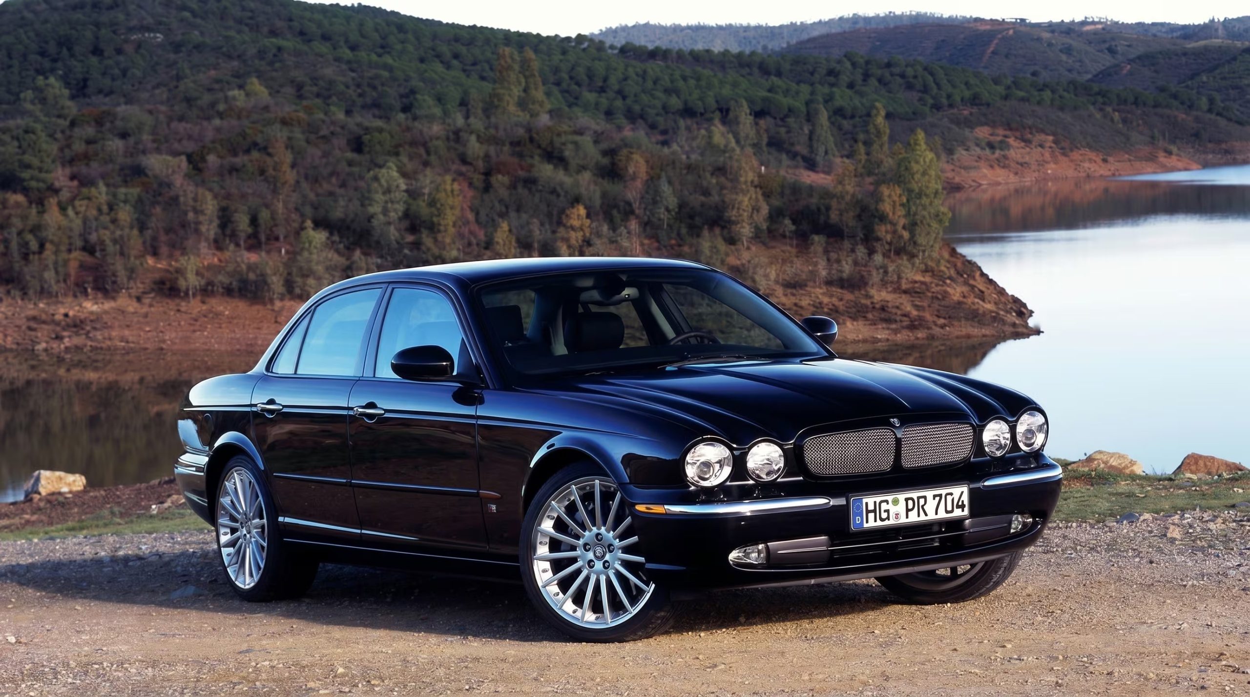 El Jaguar XJR redefine el concepto de berlina de lujo al combinar elegancia con elementos deportivos y prestaciones de alto nivel (Imagen Ilustrativa Infobae)