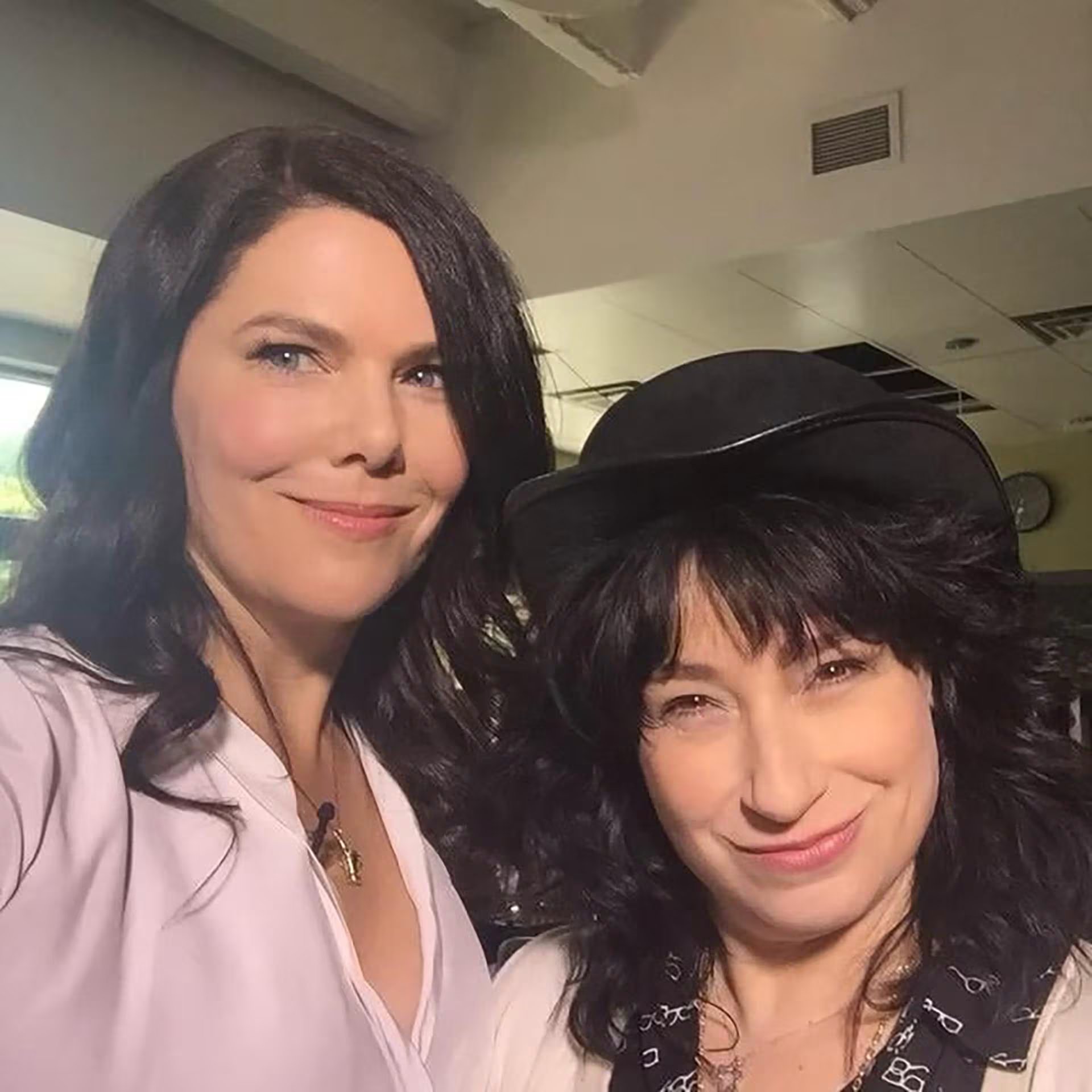Lauren Graham y Amy Sherman-Palladino colaboran en un libro que reunirá anécdotas y testimonios inéditos del detrás de cámaras de Gilmore Girls