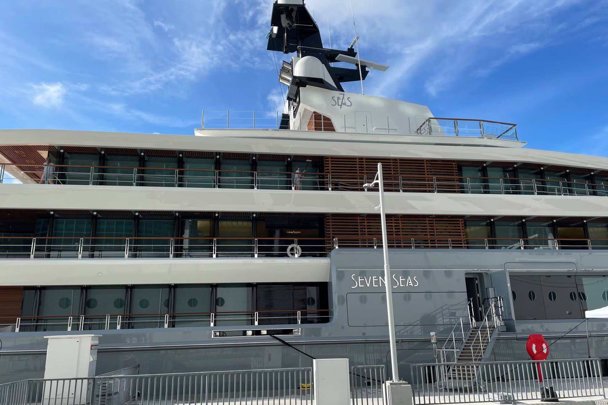 Seven Seas, el yate de Steven Spielberg, atracado en Tarragona. (X/@AirSeaRail)