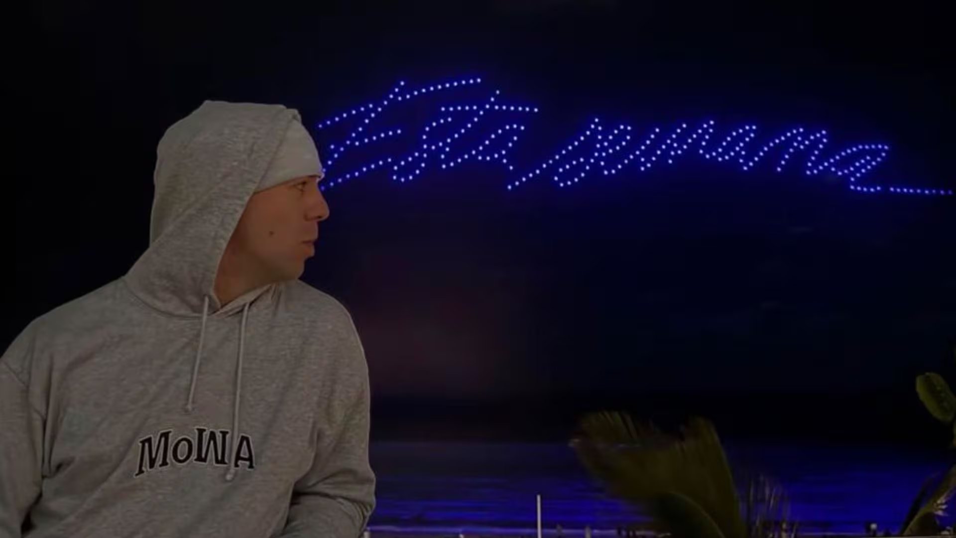 Quevedo posa durante el anuncio de su nuevo disco en la playa de Las Canteras, en Las Palmas de Gran Canaria. / Captura de pantalla