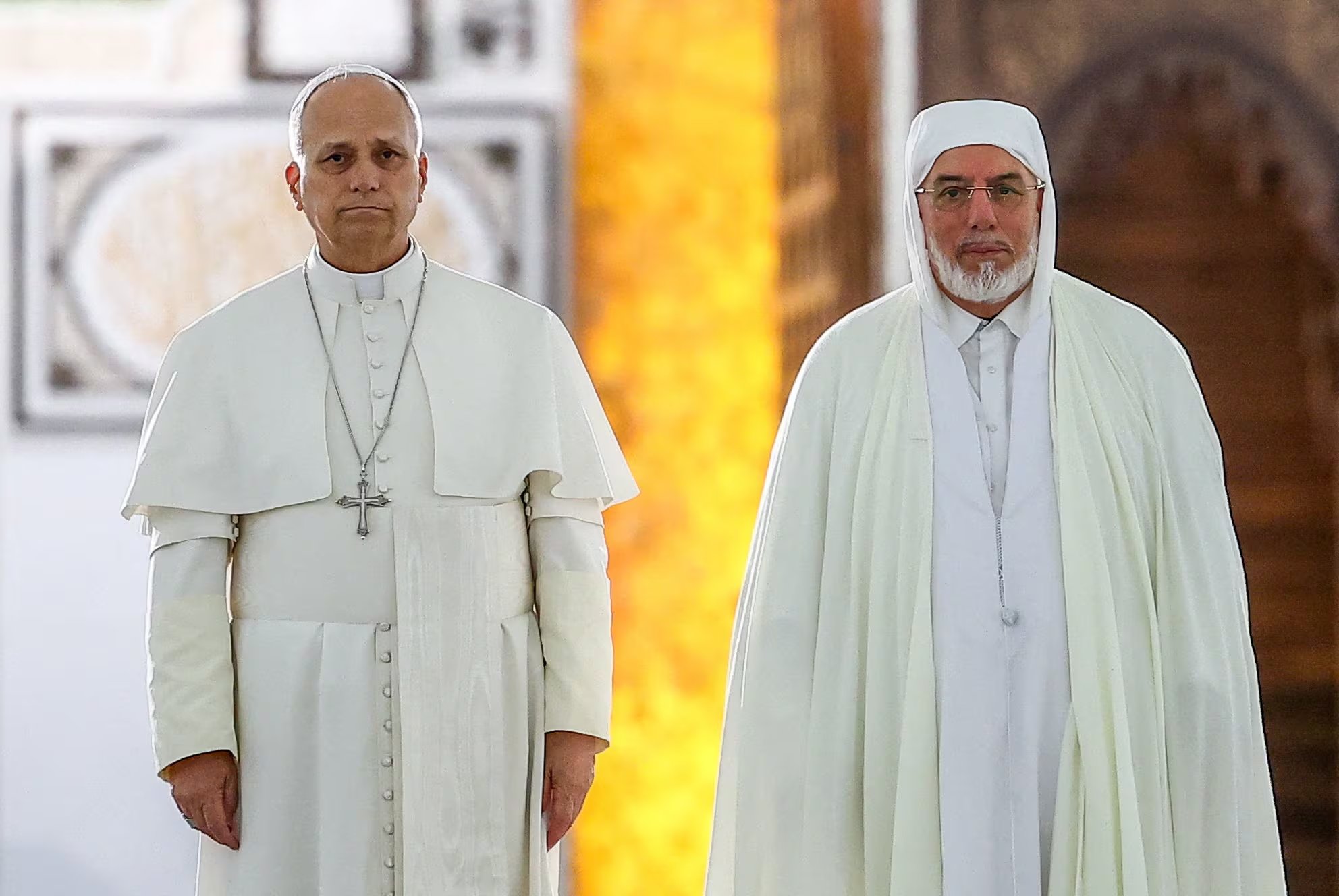 El papa León XIV y el rector de la Gran Mezquita de Argel, Mohammed Al-Mamoun Al-Qasimi Al-Hassani, durante una visita a la Gran Mezquita de Argel (Djamaa El Djazair), en Mohamadia, Argel, Argelia, el 13 de abril de 2026. REUTERS/Guglielmo Mangiapane