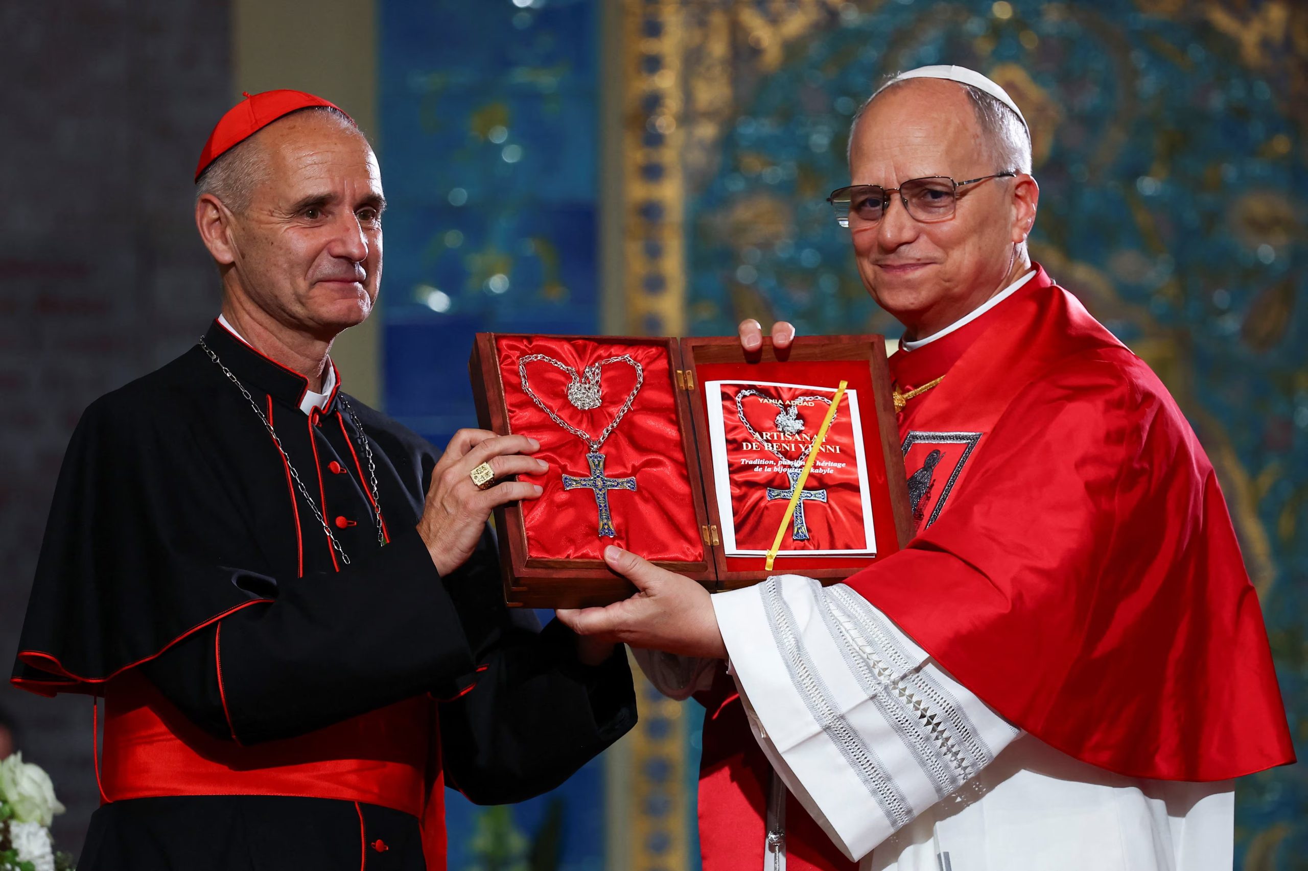 El papa León XIV recibe un obsequio durante un encuentro con la comunidad argelina en la Basílica de Nuestra Señora de África en Argel, Argelia, el 13 de abril de 2026. REUTERS/Guglielmo Mangiapane