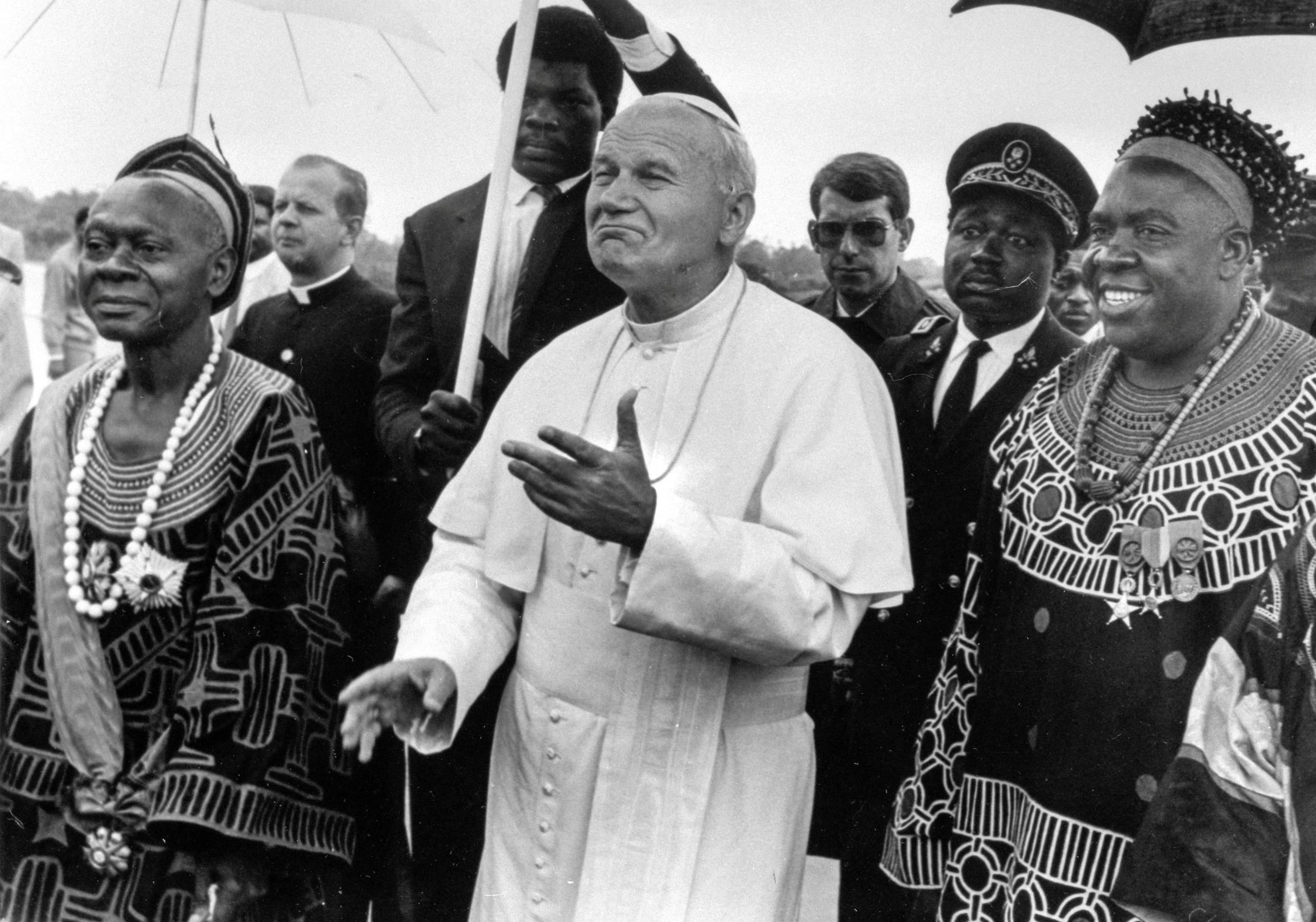 El papa Juan Pablo II, durante una visita a Camerún, en 1985 (REUTERS/Luciano Mellace)