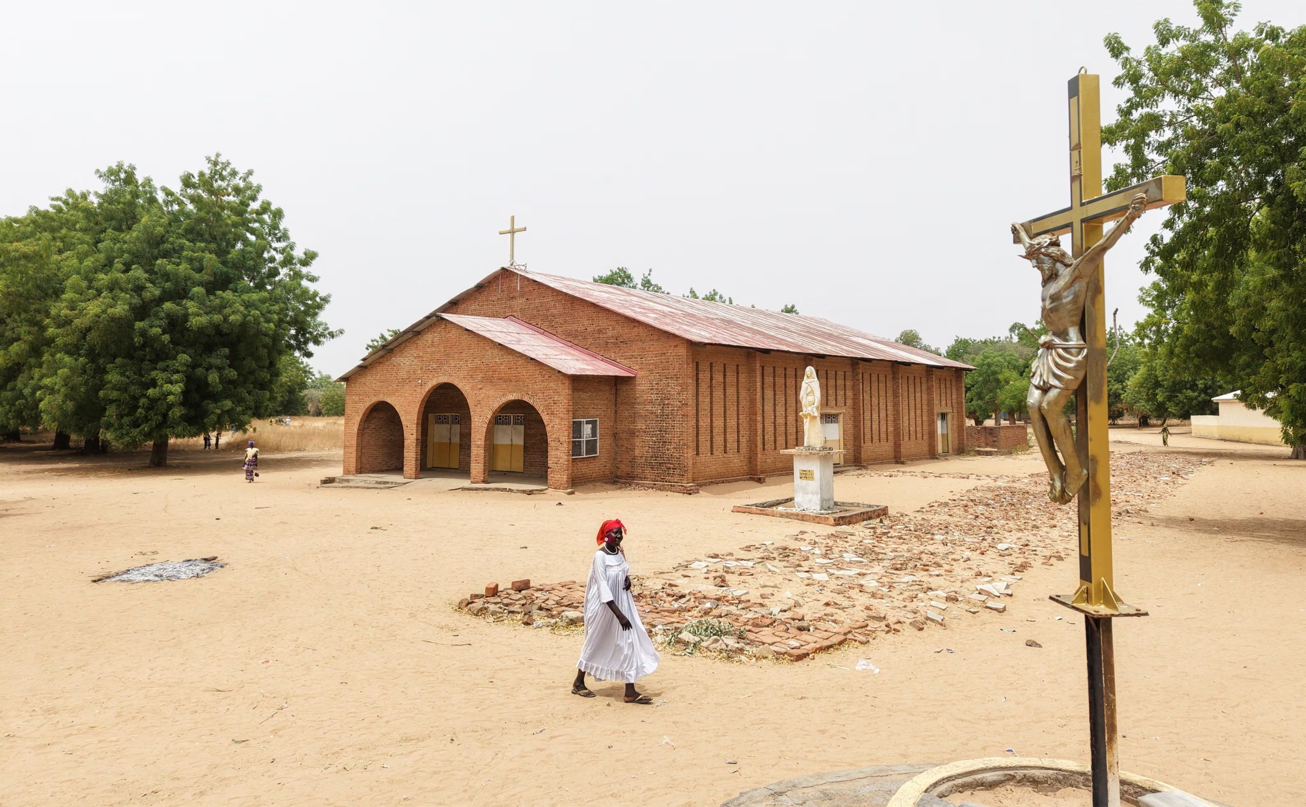 Un fiel católico pasa junto a la Catedral de Santa Ana en Yagoua, Camerún, el 5 de abril de 2026. REUTERS/Desire Danga