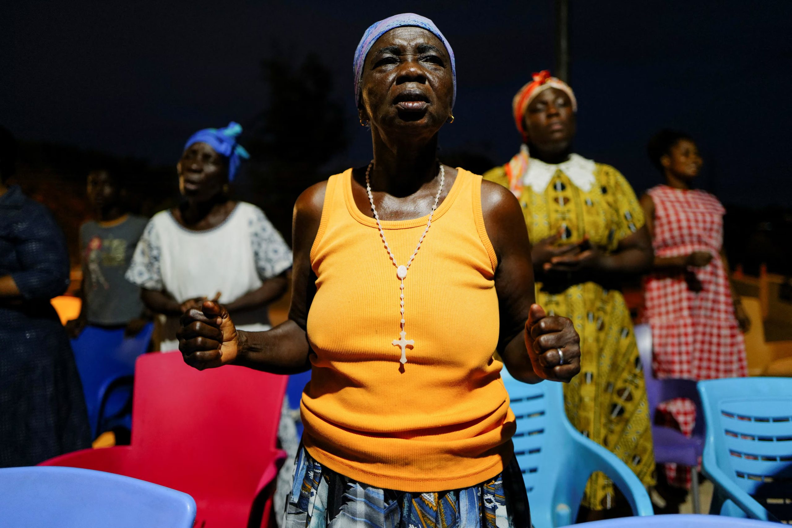 Católicos rezan tras el anuncio de León XIV como nuevo Papa en la iglesia de San Juan Bautista en Cape Coast, Ghana, el 8 de mayo de 2025. REUTERS/Francis Kokoroko