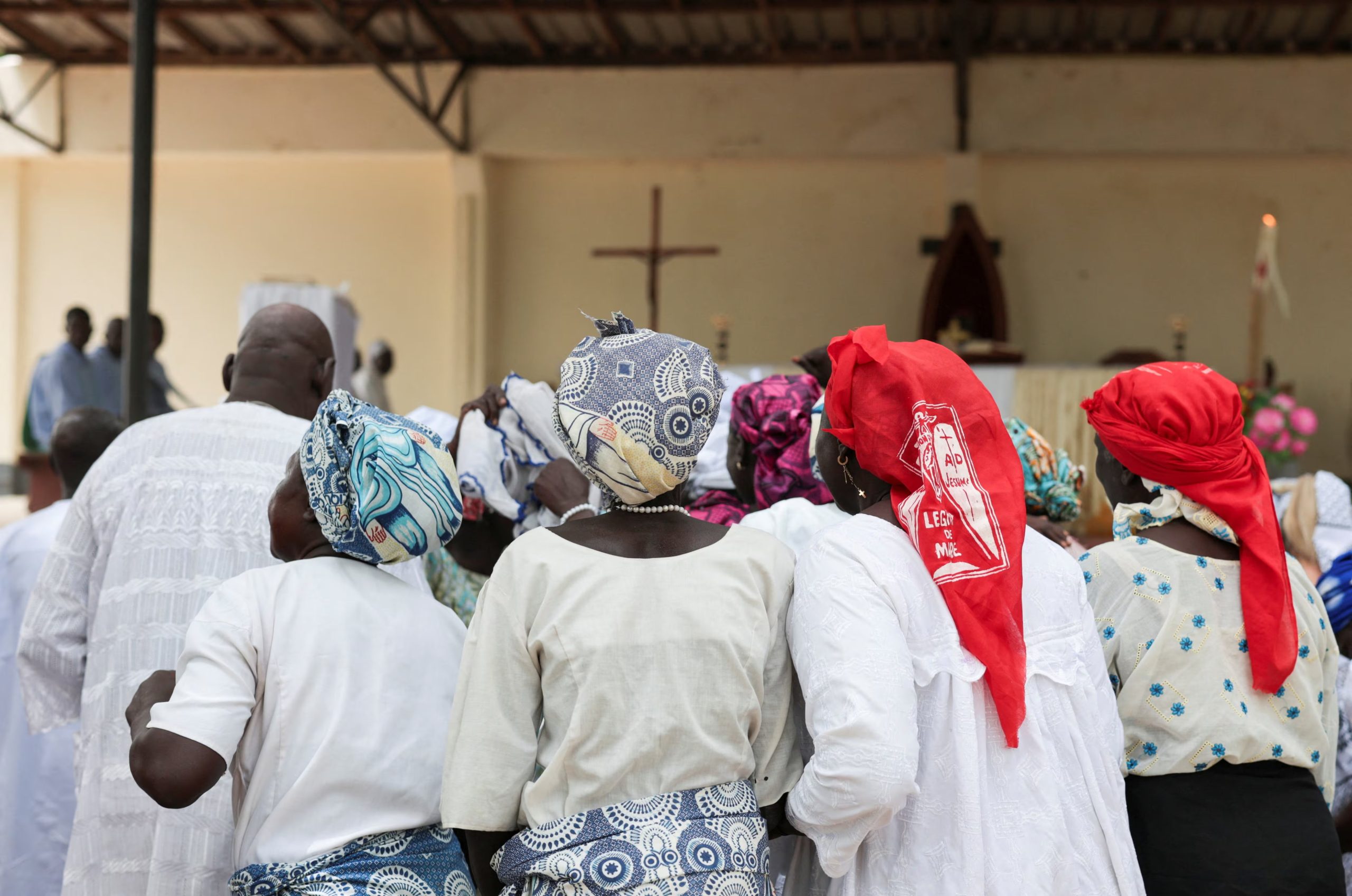 Fieles católicos celebran la misa del Domingo de Pascua en la parroquia de Santa Ana en Yagoua, Camerún. 5 de abril de 2026. REUTERS/Desire Danga
