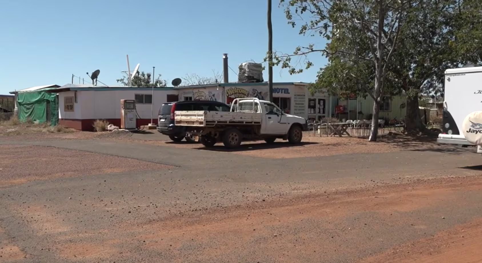 El traspaso de la propiedad permitirá a los compradores asumir responsabilidades clave como el funcionamiento del restaurante y la atención a viajeros, mientras garantizan el mantenimiento de la comunidad local (Captura de video)