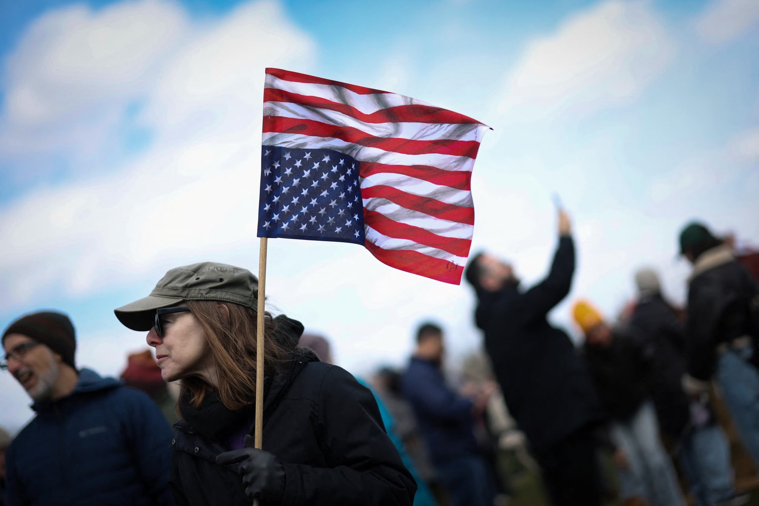 Estados Unidos, pese a tener el mayor ingreso per cápita, muestra una confianza social y moral similar a la de democracias en crisis europeas y asiáticas (REUTERS/Mike Segar).