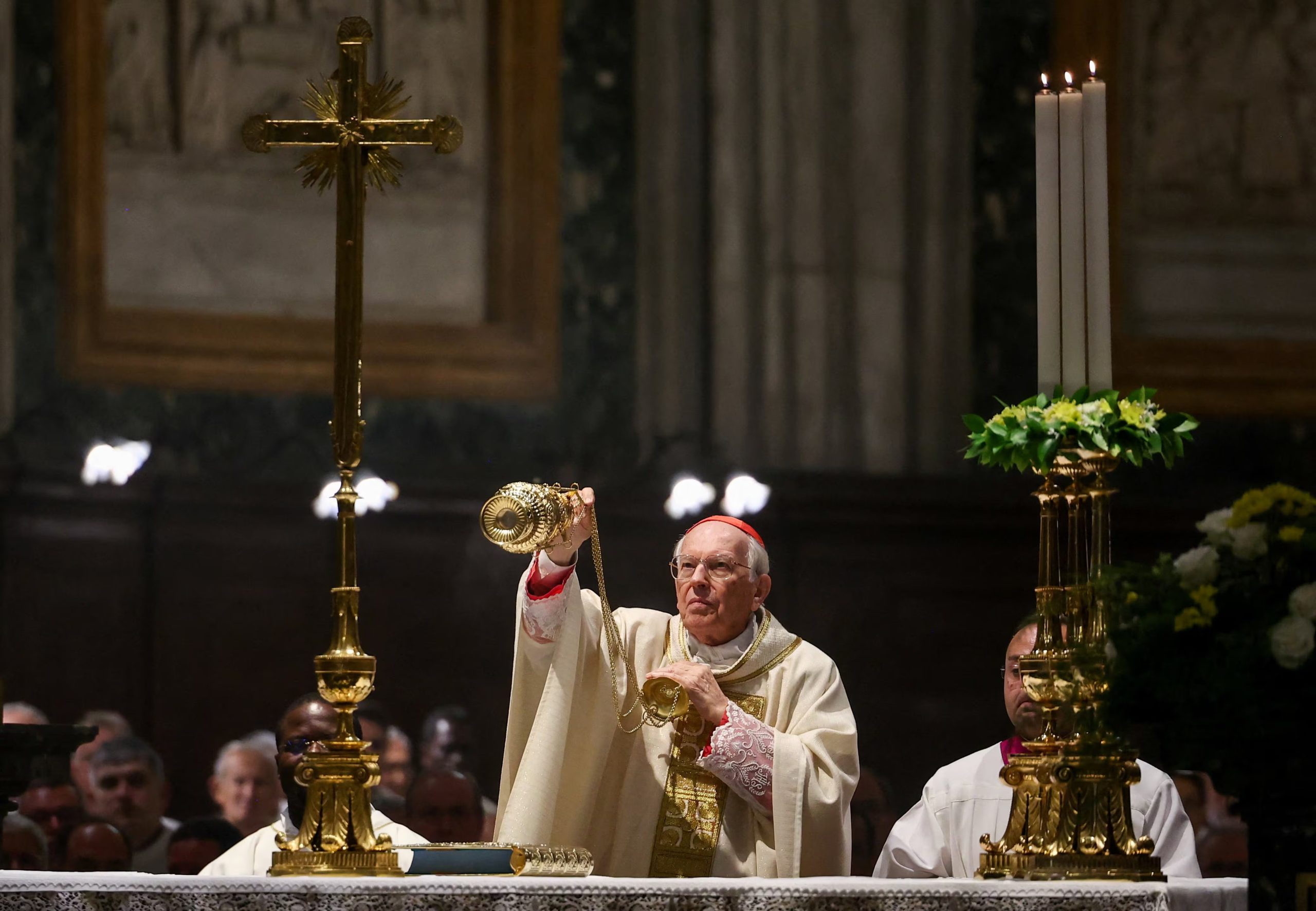 El cardenal Giovanni Battista Re presidió la misa de sufragio, transmitida por Vatican News, con mensajes de unidad y reconocimiento a Francisco. REUTERS/ Yara Nardi