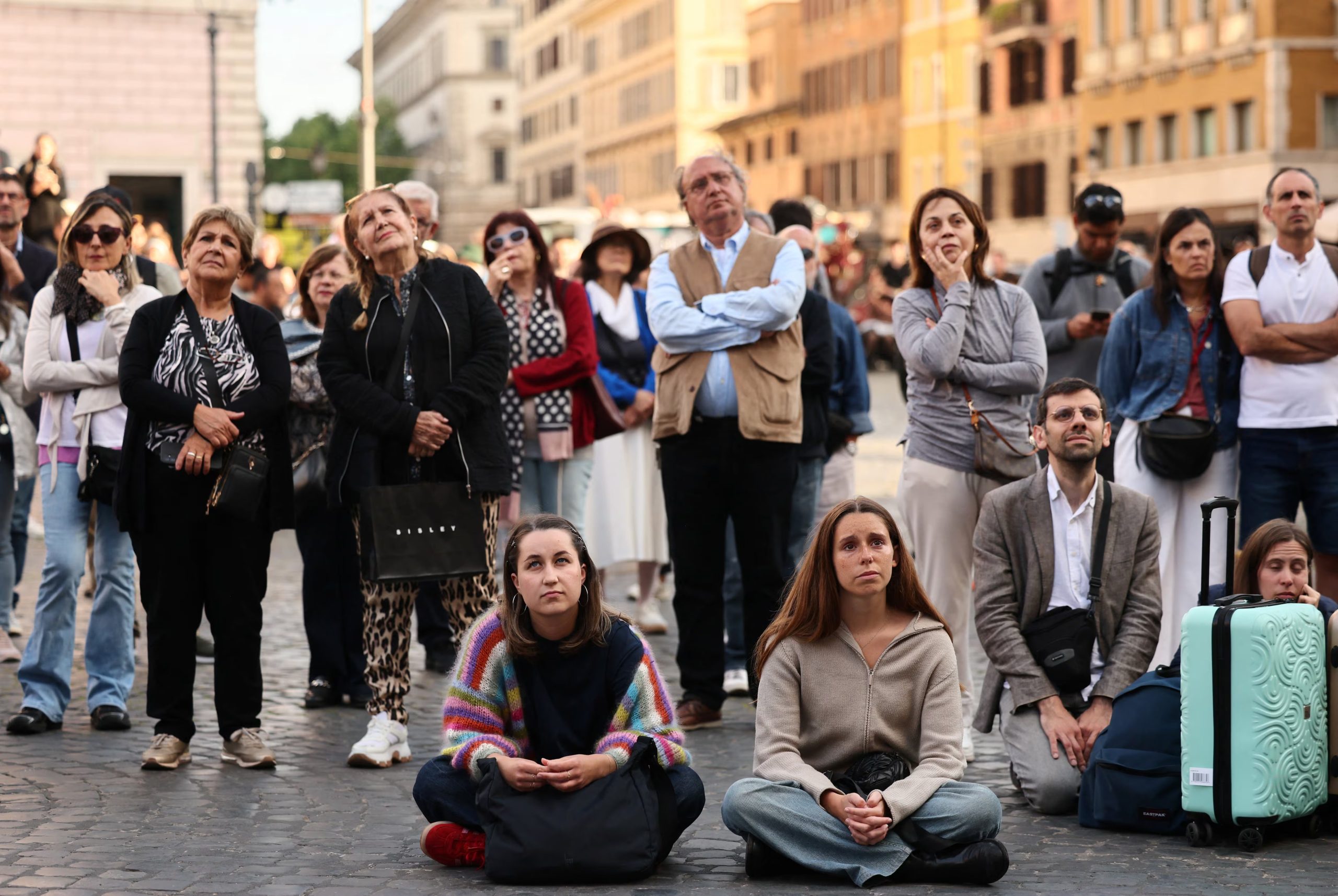 Fieles de todo el mundo se congregaron en la Basílica de Santa María la Mayor para recordar el primer aniversario de la muerte de Francisco. REUTERS/Yara Nardi