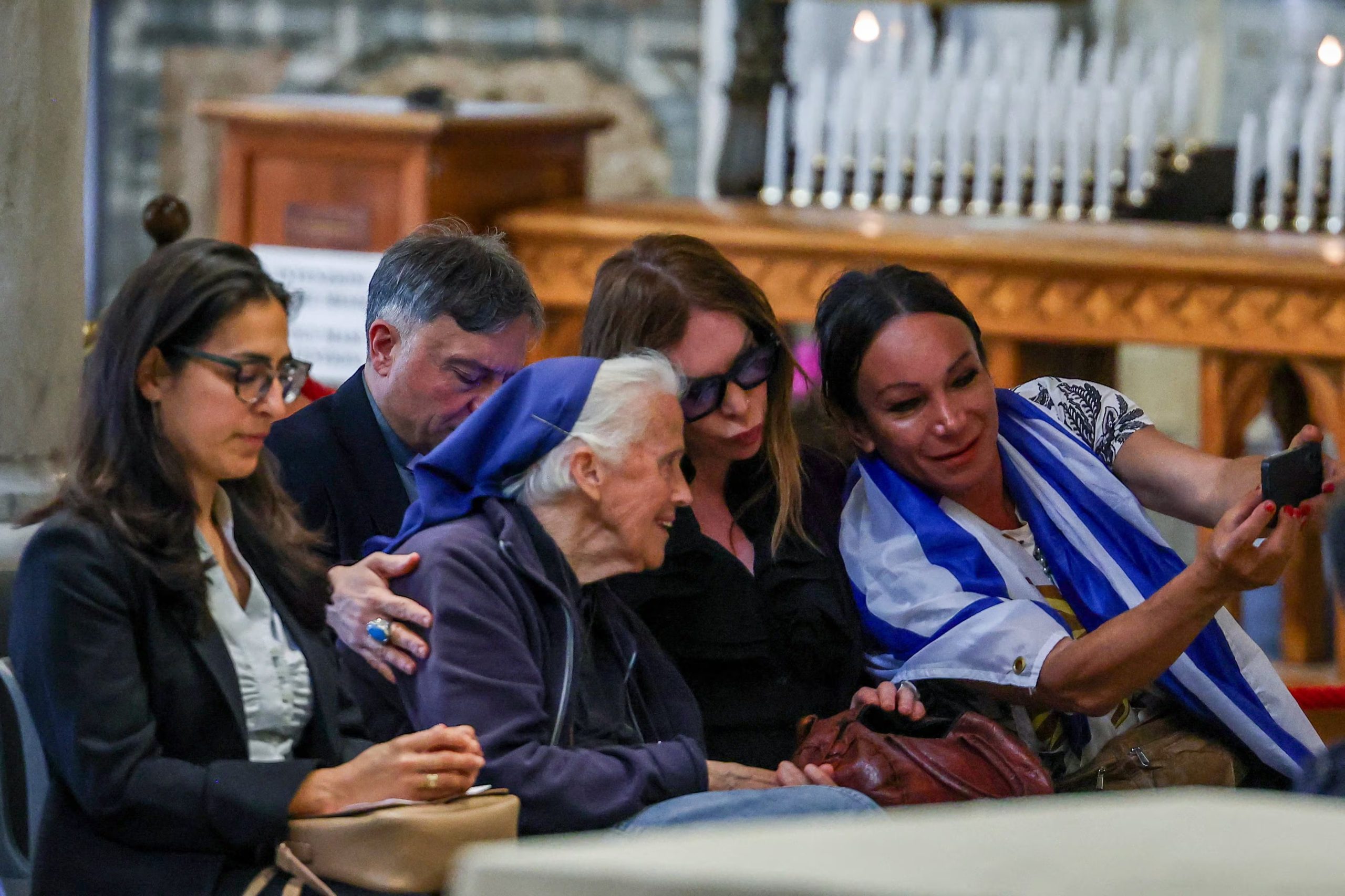 La hermana Geneviève Jeanningros se sienta junto a dos mujeres trans que conocieron al papa Francisco mientras esperan el inicio de la misa por el primer aniversario de su muerte en la Basílica Papal de Santa María la Mayor. REUTERS/Yara Nardi