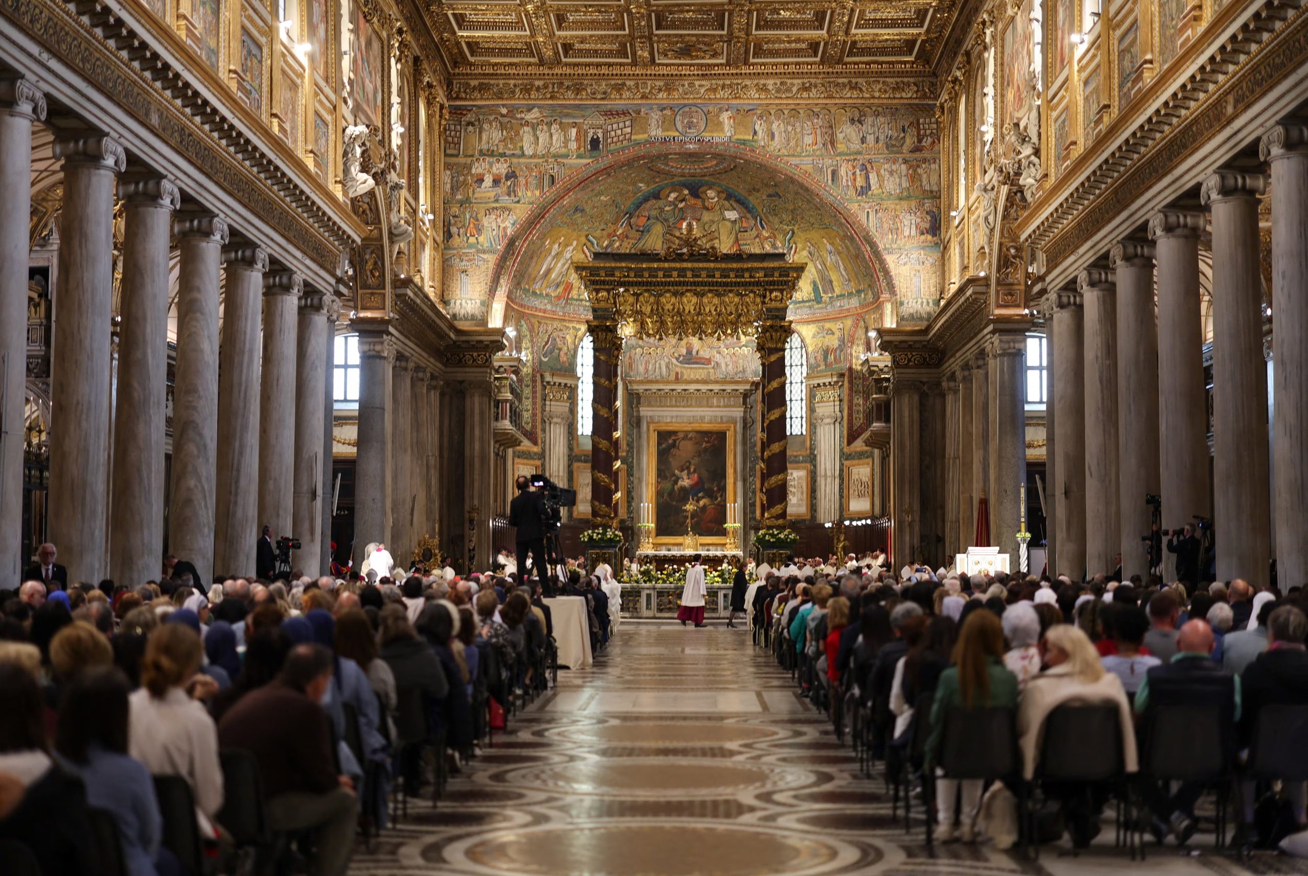Fieles de todo el mundo se congregaron en la Basílica de Santa María la Mayor para recordar el primer aniversario de la muerte de Francisco. REUTERS/ Yara Nardi